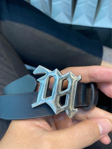 Thắt lưng kiểu khoá hình chữ.