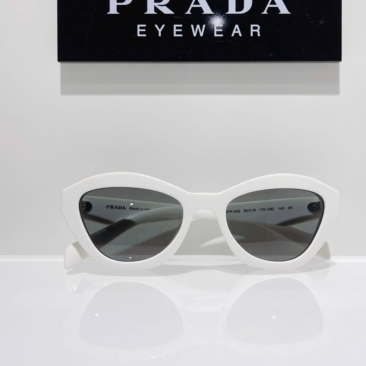 KÍNH HIỆU gọng trắng mắt đen