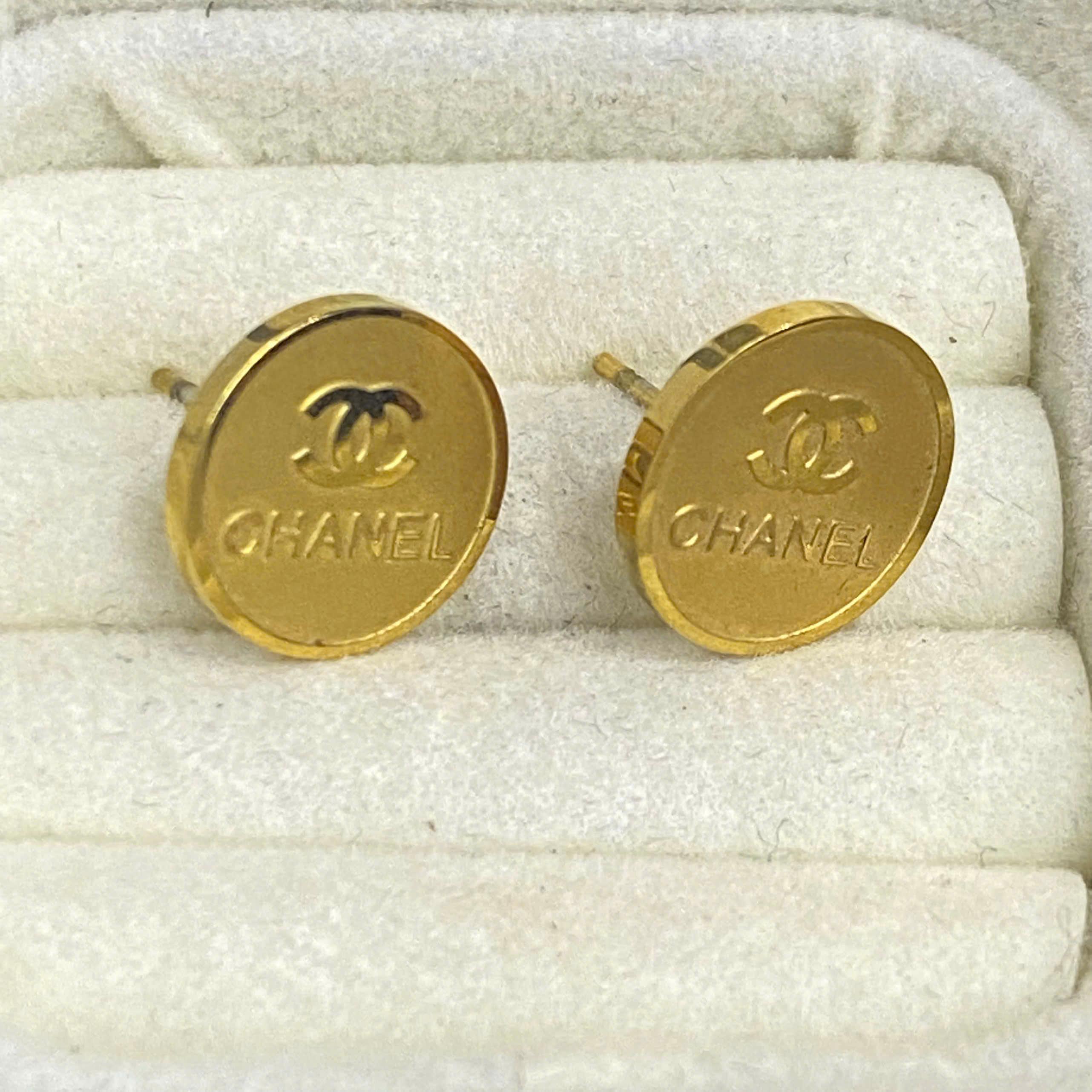 khuyên kiểu cặp vàng tròn khắc CHANEL