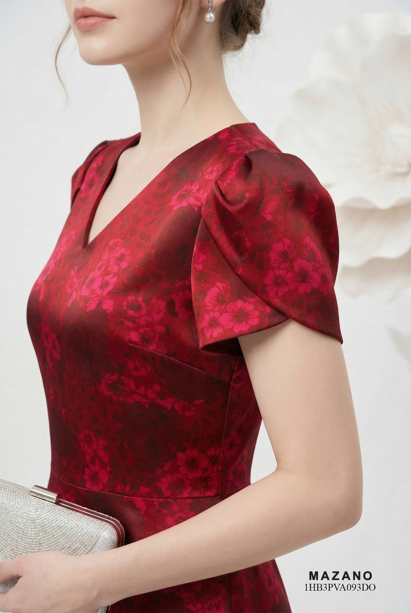 Đầm vải lụa đỏ in họa tiết hoa cách điệu dáng ôm chân rủ cổ V tay ngắn xếp ly thiết kế MAZANO_thumbnail_5