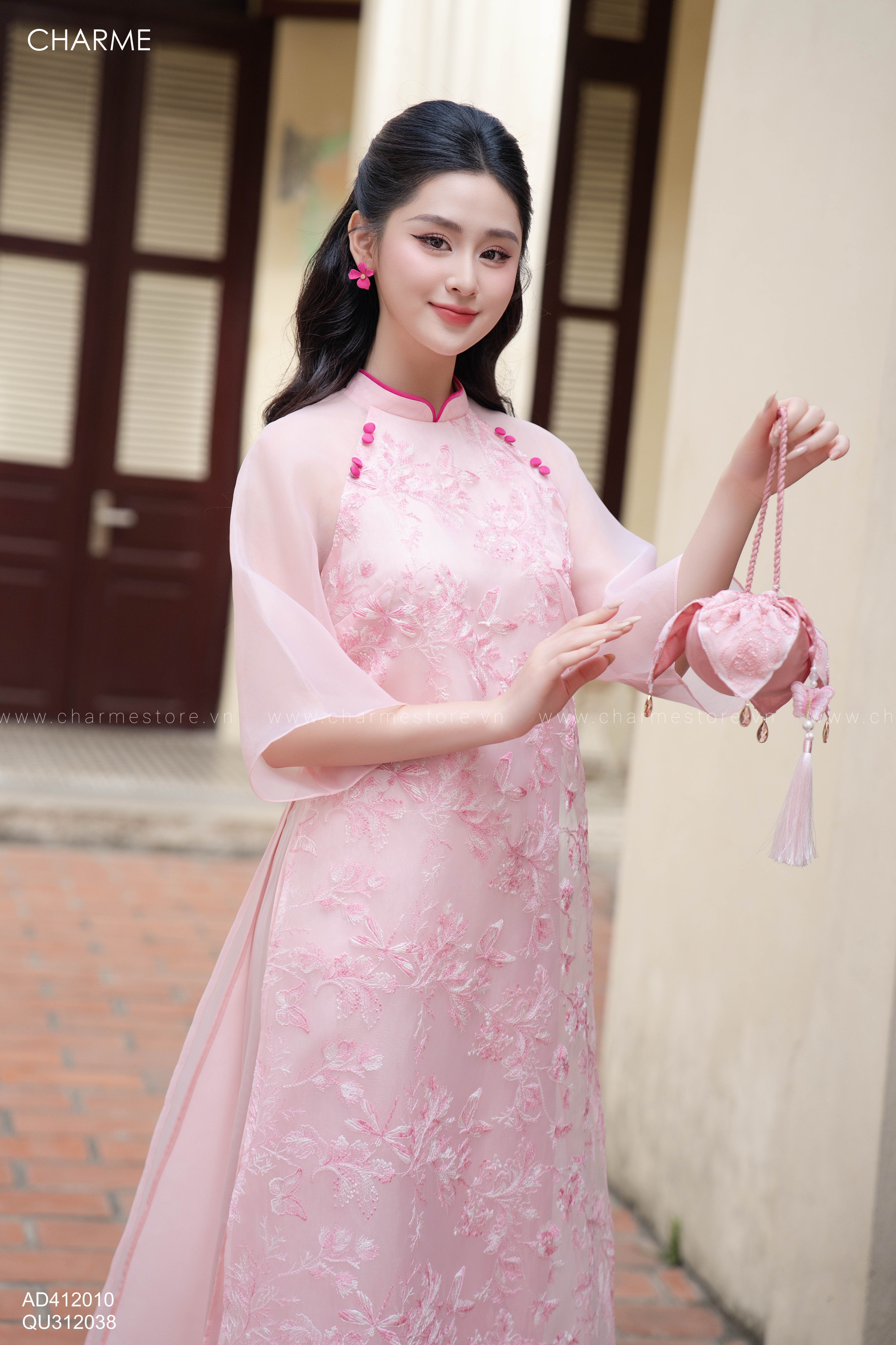 Áo dài tơ thêu cành hoa nổi