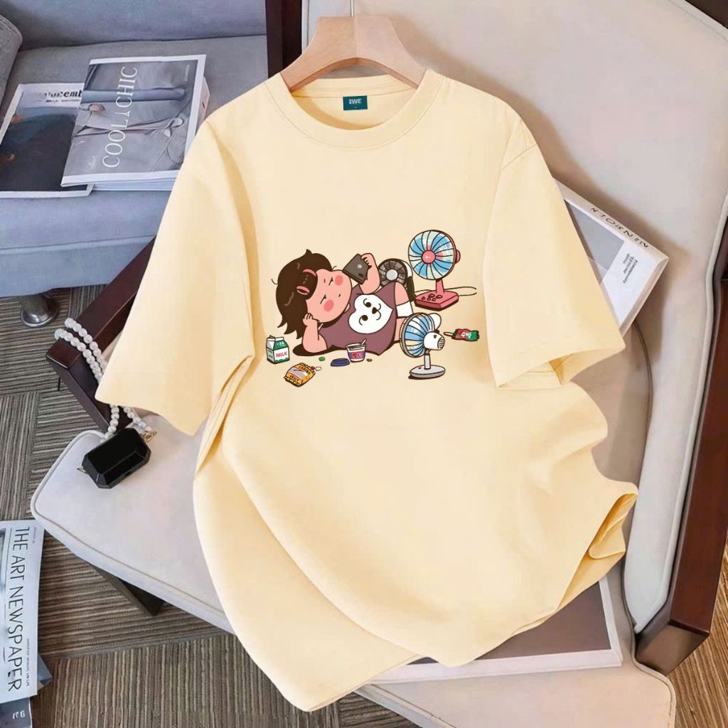 Áo thun unisex UX30-1168 hình bé gái nằm xem điện thoại dáng oversized local brand WETEE