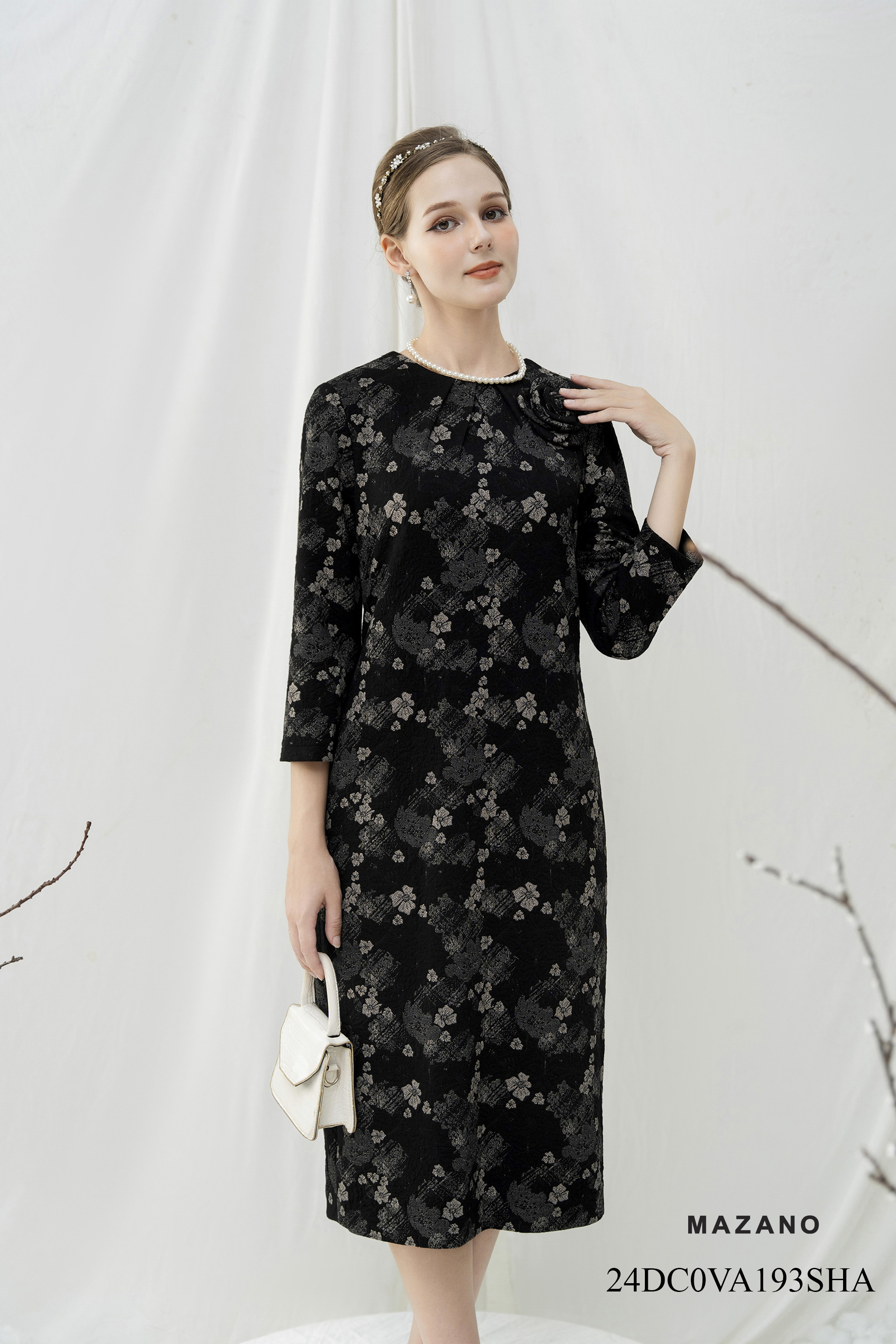 Váy Đầm Suông Vải dạ len Họa tiết  Đính hoa cuốn ở ngực Cổ tròn Tay dài dài ngang bắp chân 193SHA_thumbnail_1