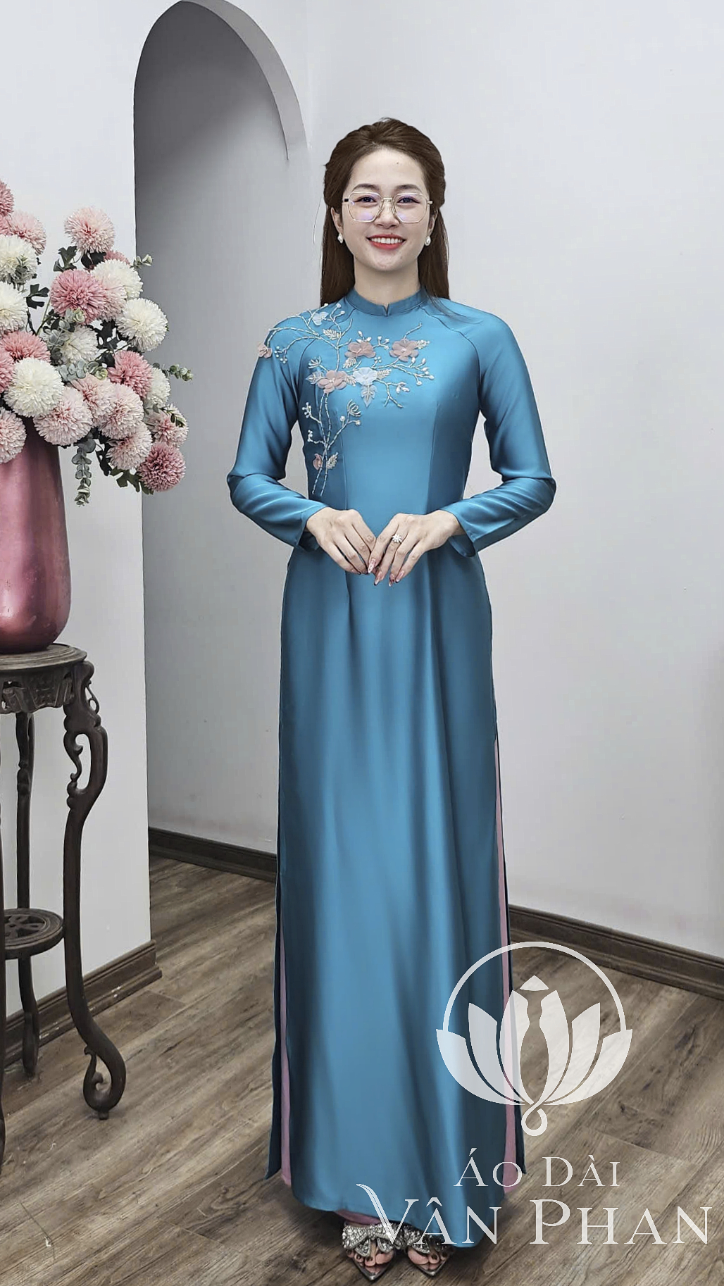 T468 áo dài cổ 2p tay dài lụa tô châu xanh lí đính hoa_thumbnail_2