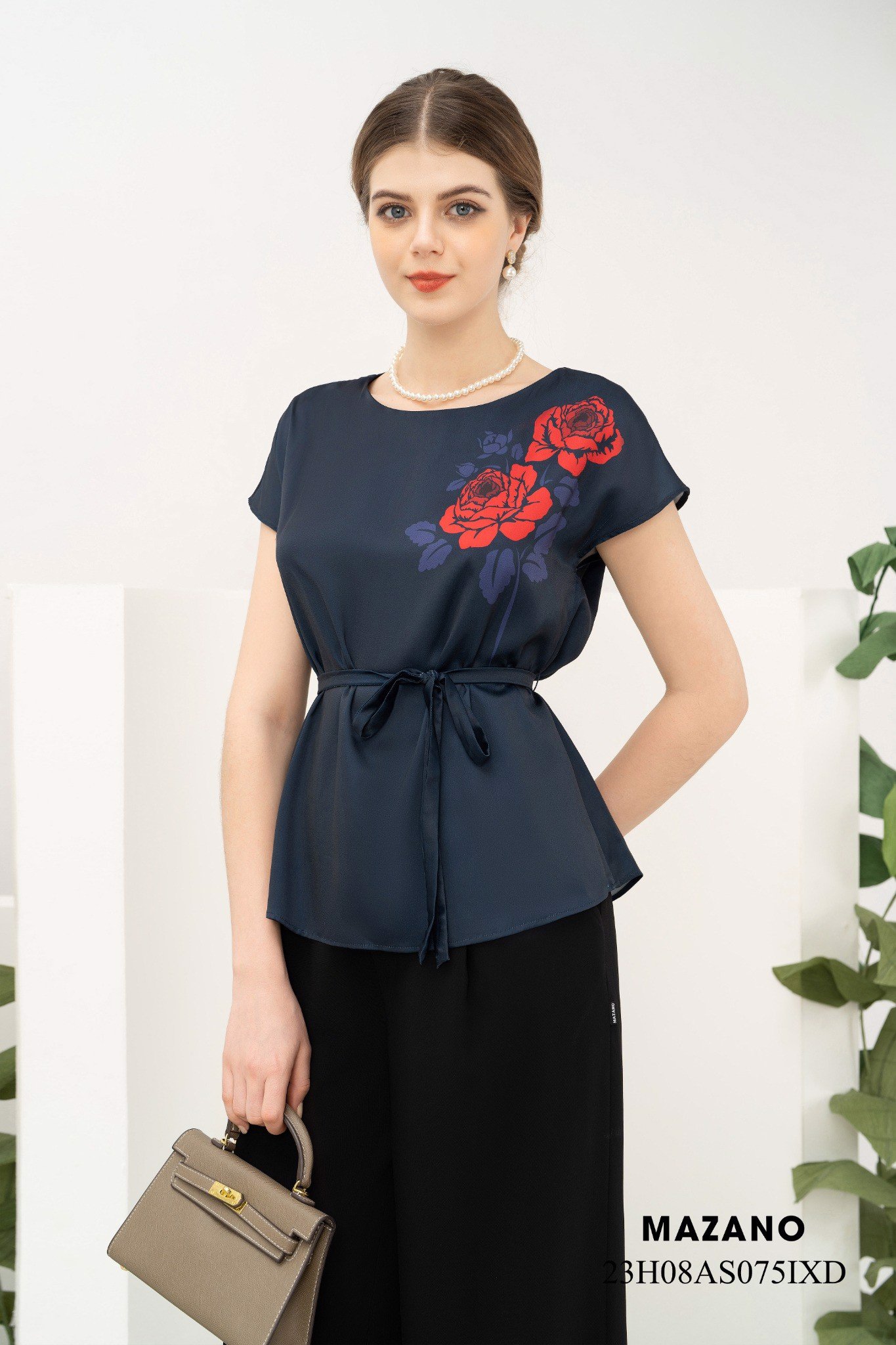 Áo top xanh thắt đai họa tiết bố cục