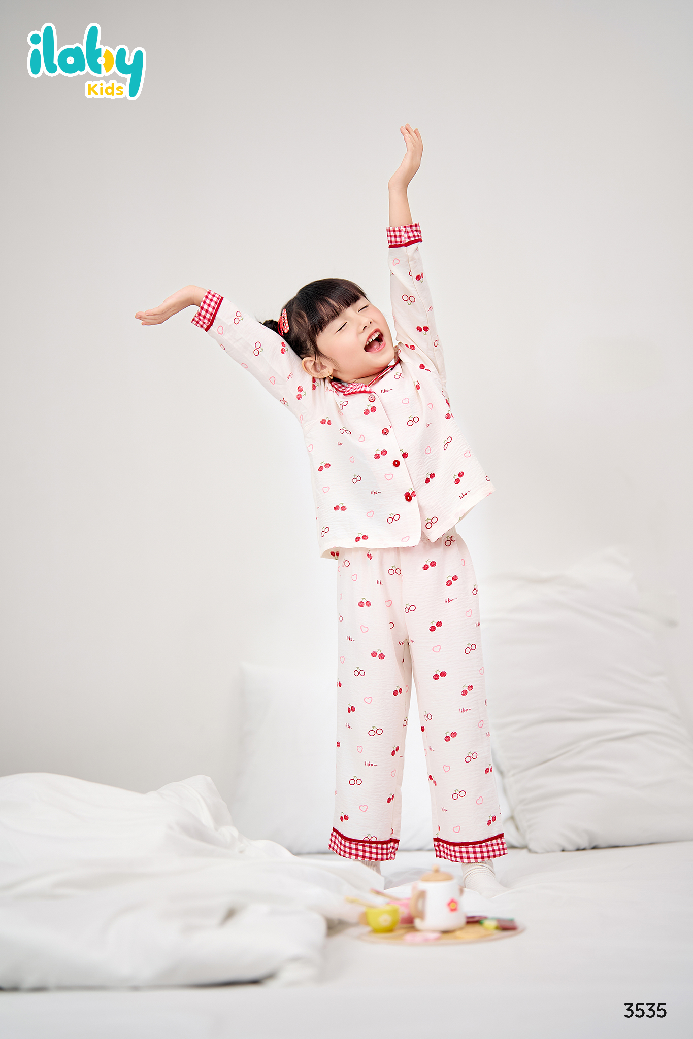 Bộ pyjama họa tiết phối kẻ màu