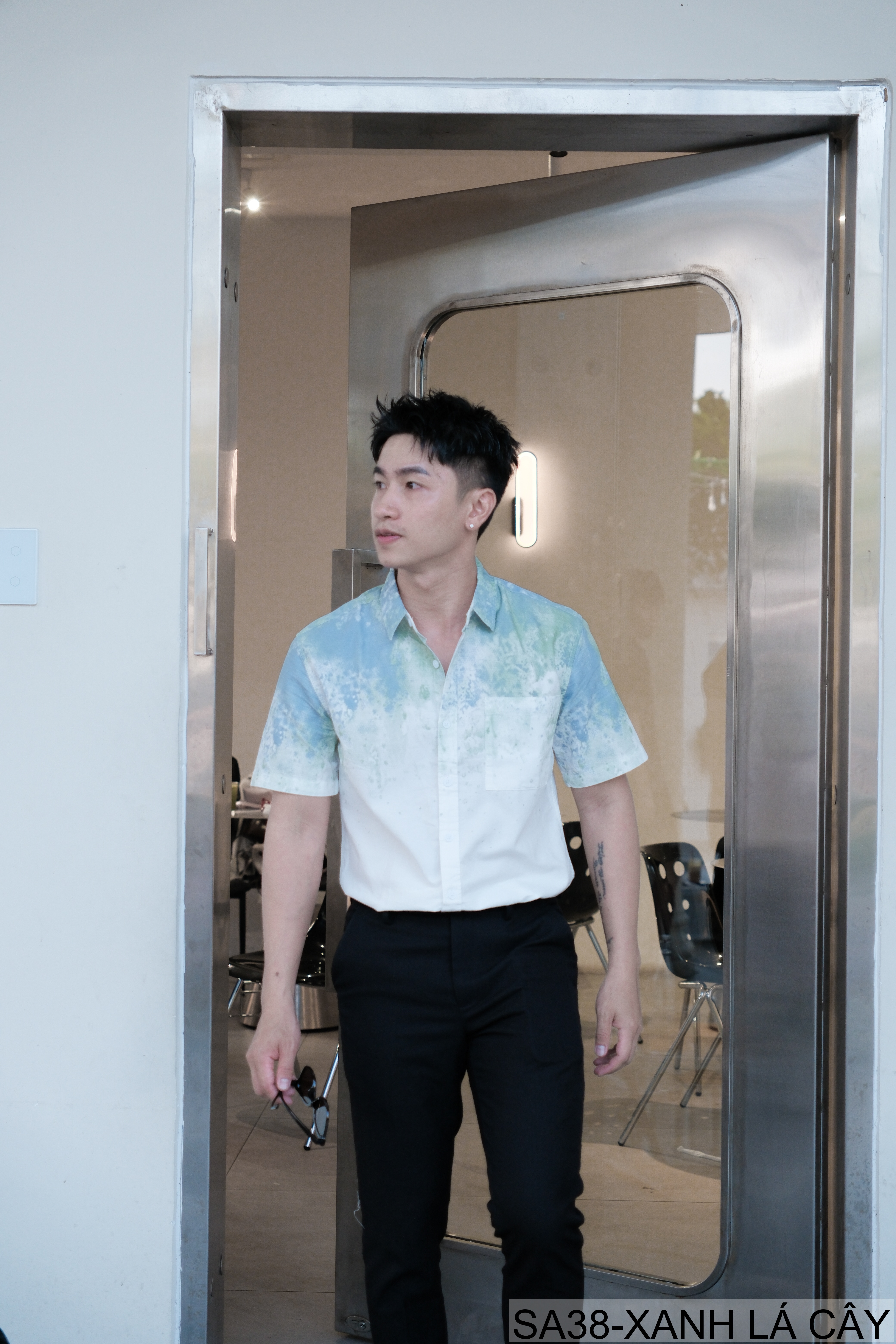 SA38 - Áo sơ mi nam tay ngắn họa tiết loang màu xanh lá và xám, phong cách trẻ trung mùa hè