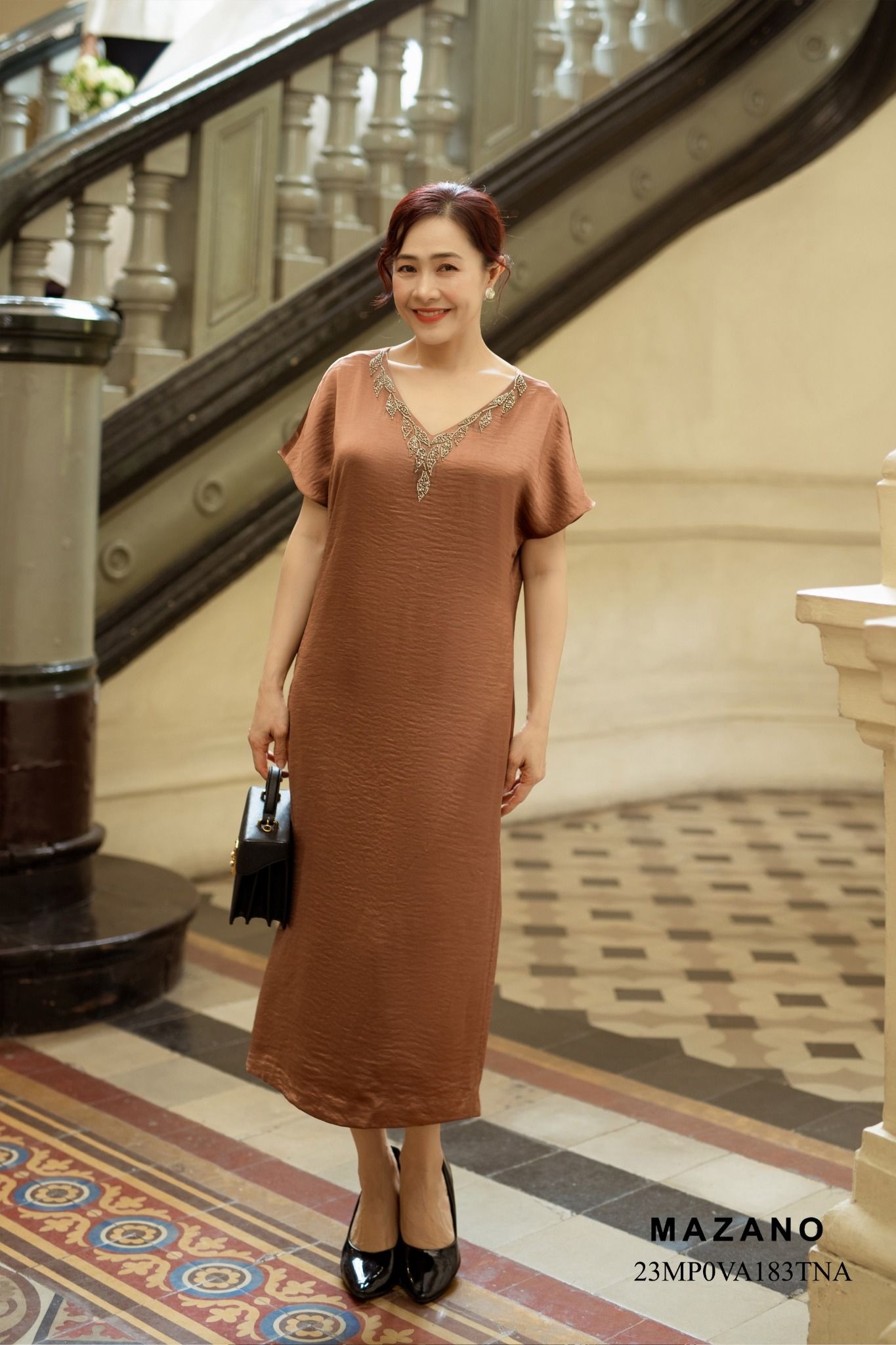 Đầm suông nâu tay liền cổ V đính trang trí_thumbnail_0