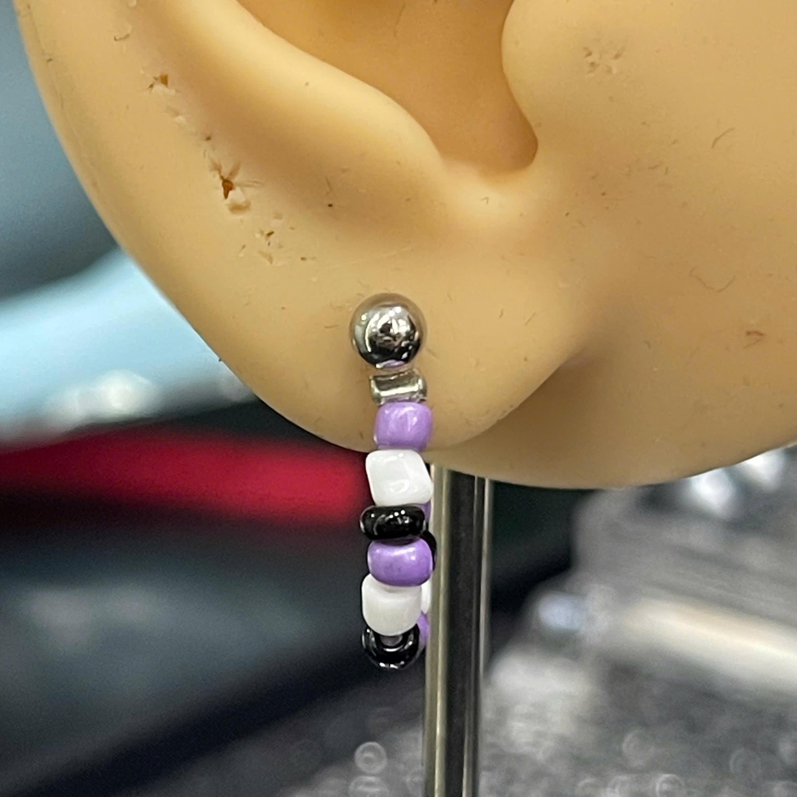 khuyên kiểu hạt cườm nhựa tím trắng đen._thumbnail_3