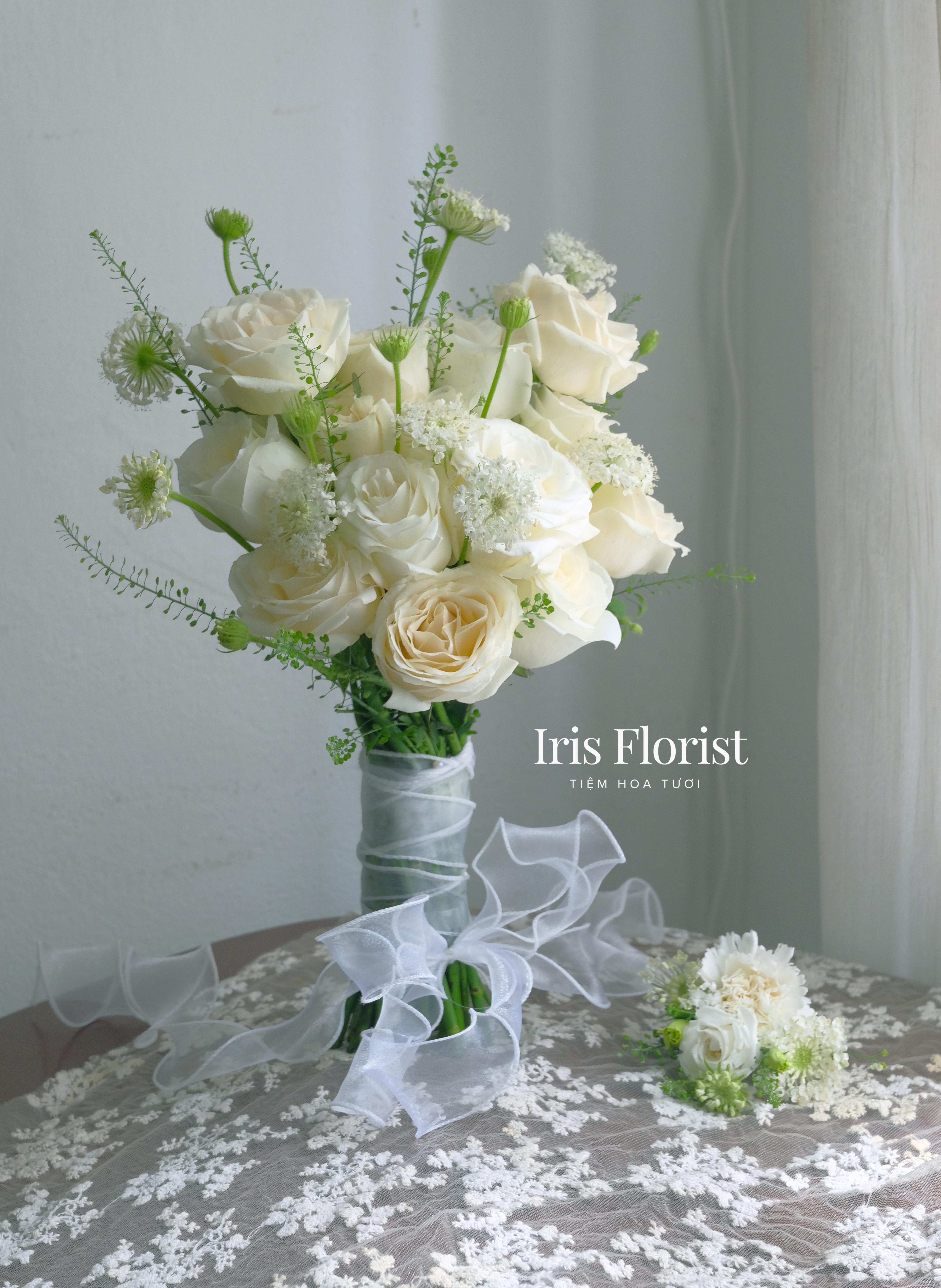 Classic Ivory Bridal Bouquet - Bó hoa cưới hồng trắng cổ điển mix thùy châu