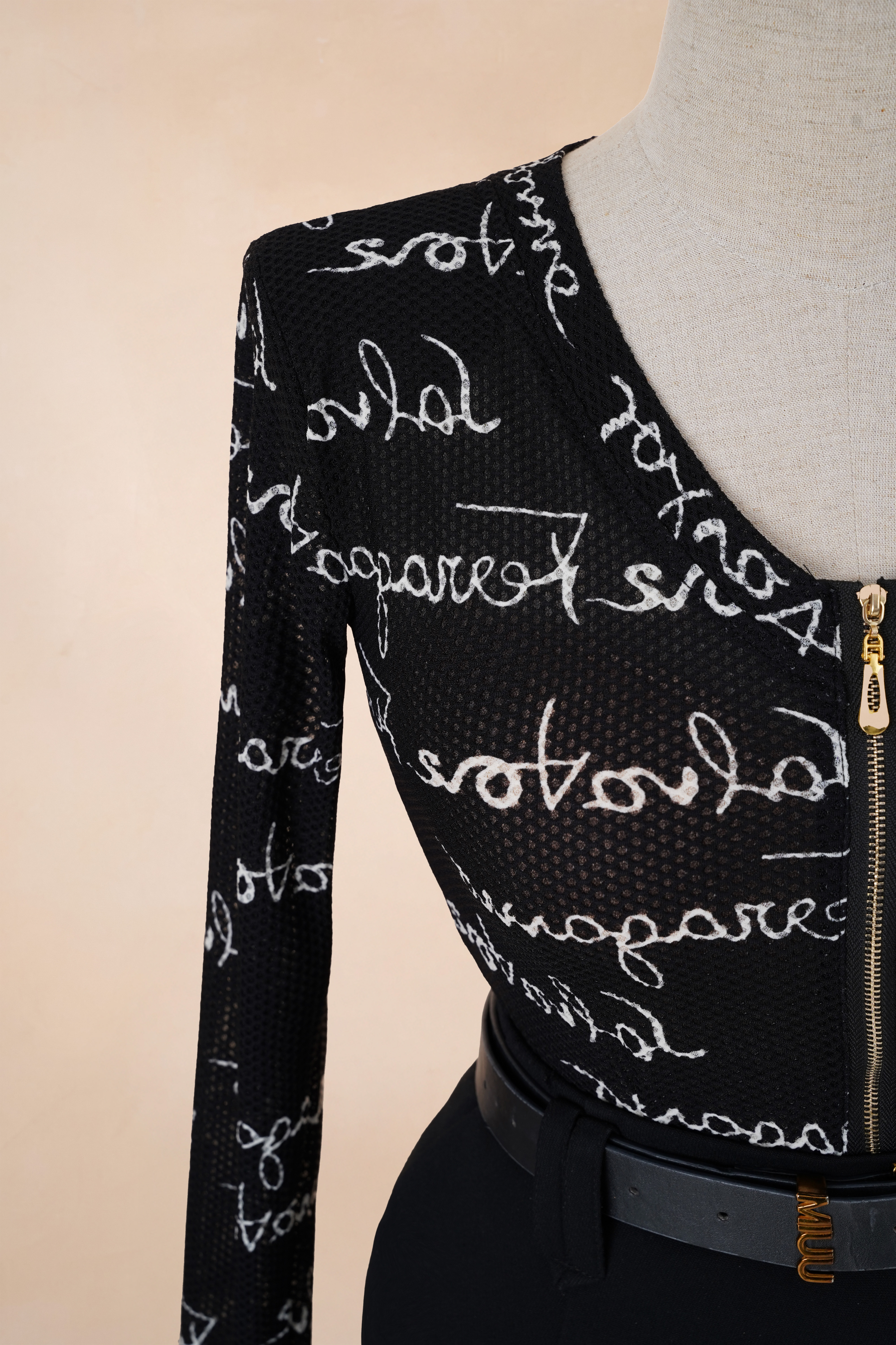 Áo Thun Hoạ Tiết Chữ Khoá Ngực_thumbnail_7