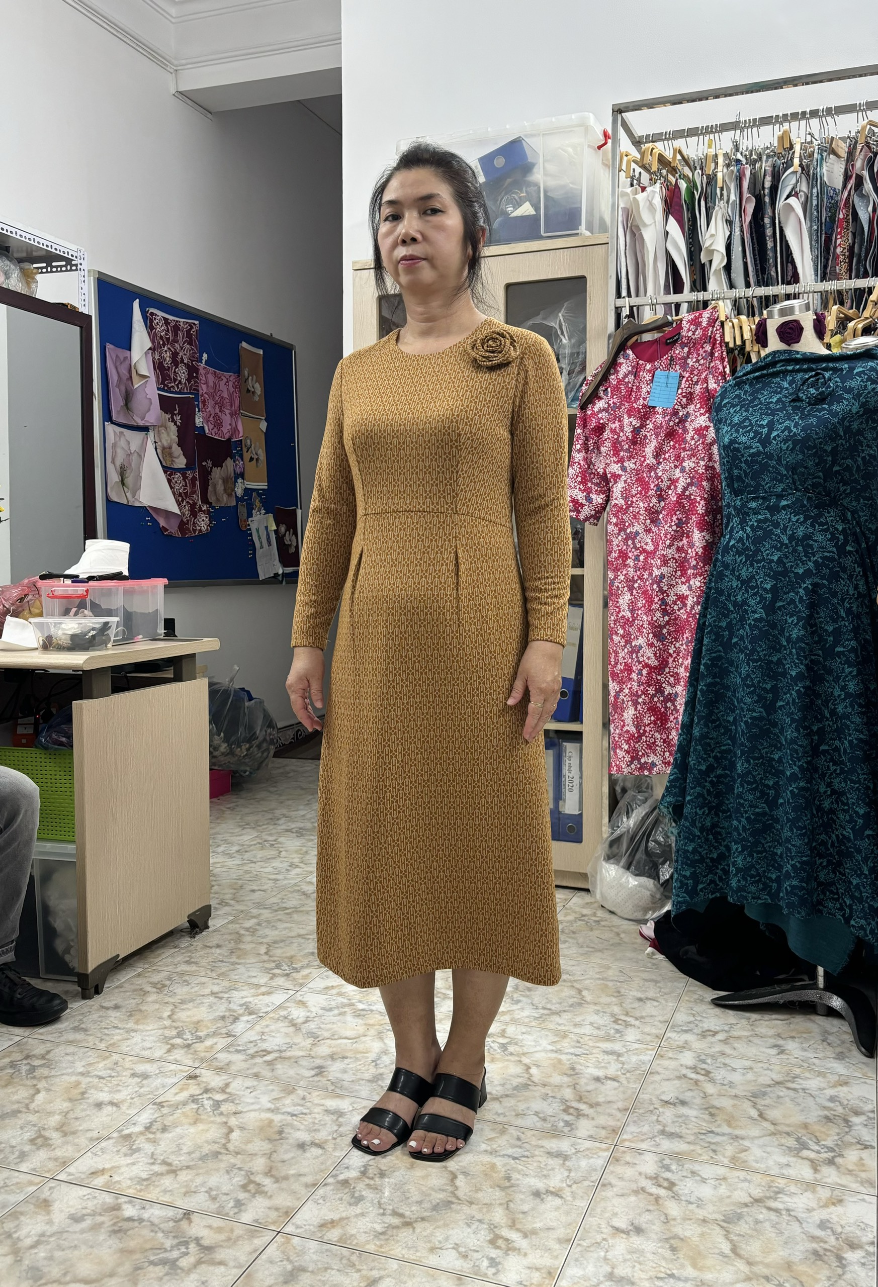 Váy Đầm thân ôm chân rủ Vải dạ len Họa tiết cách điệu Đính hoa cuốn Cổ tròn vừa Tay dài Dài ngang bắp chân- Mẫu 24DC0VA261SHA