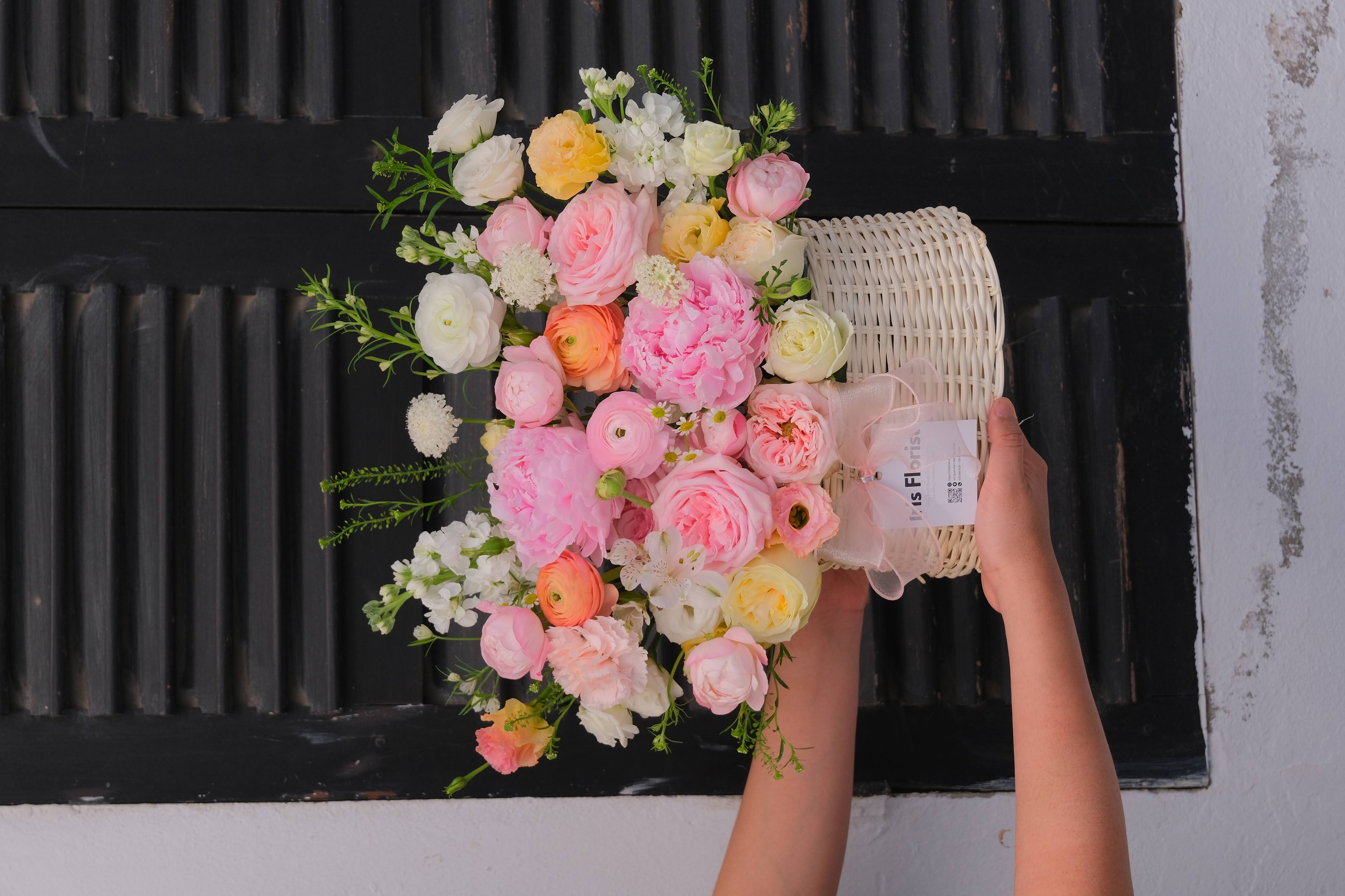 Giỏ hoa Peony mix mao lương và hoa phụ tone hồng