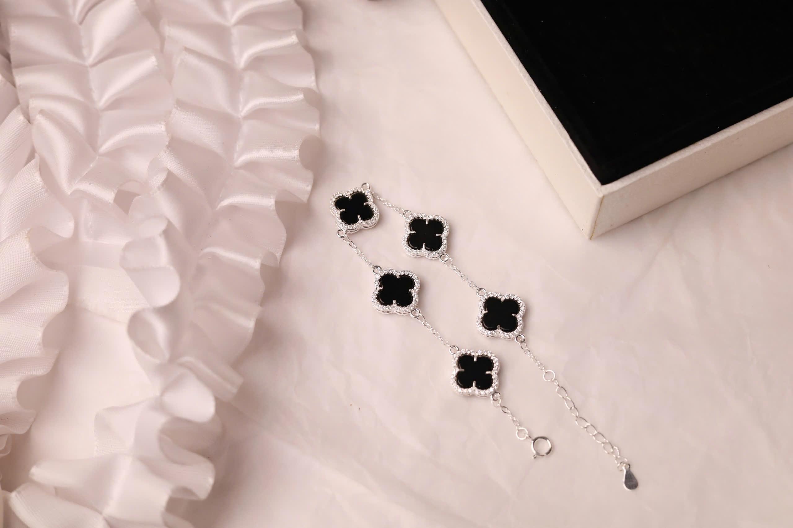 Vòng tay bạc cỏ 4 lá đen 5 charm xi bạch kim