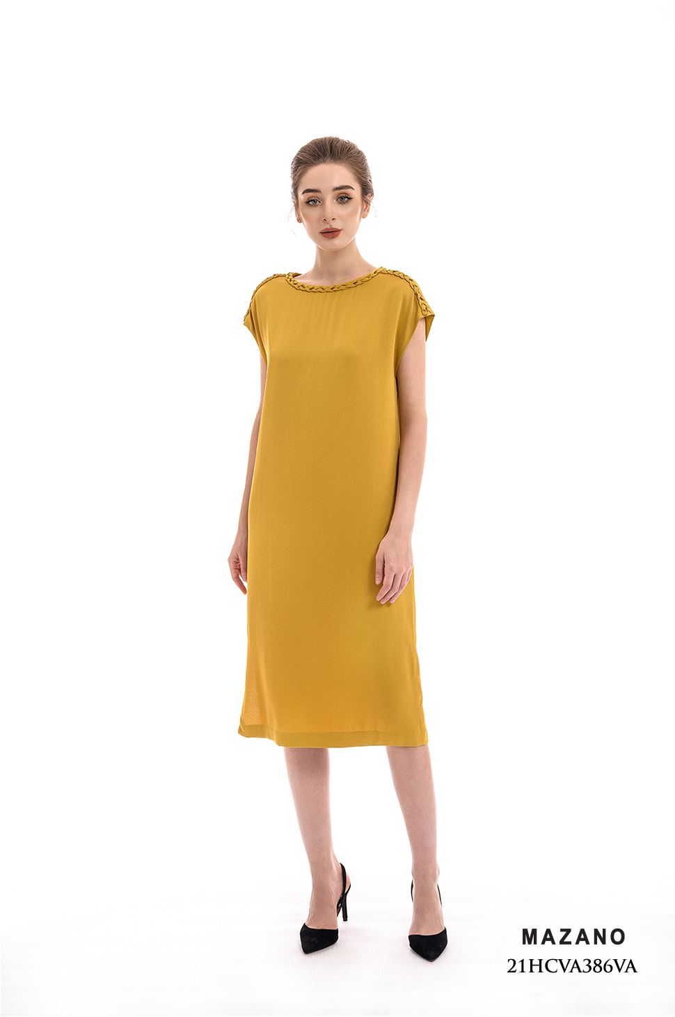 Đầm suông vàng trang trí cổ