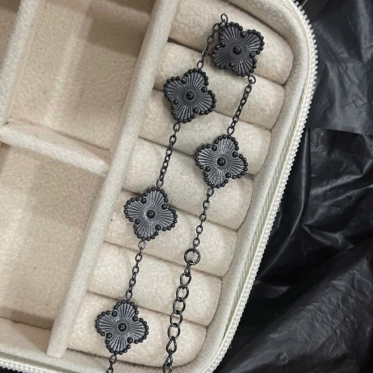 vòng tay titan van cleef full đen mù độc đáo 