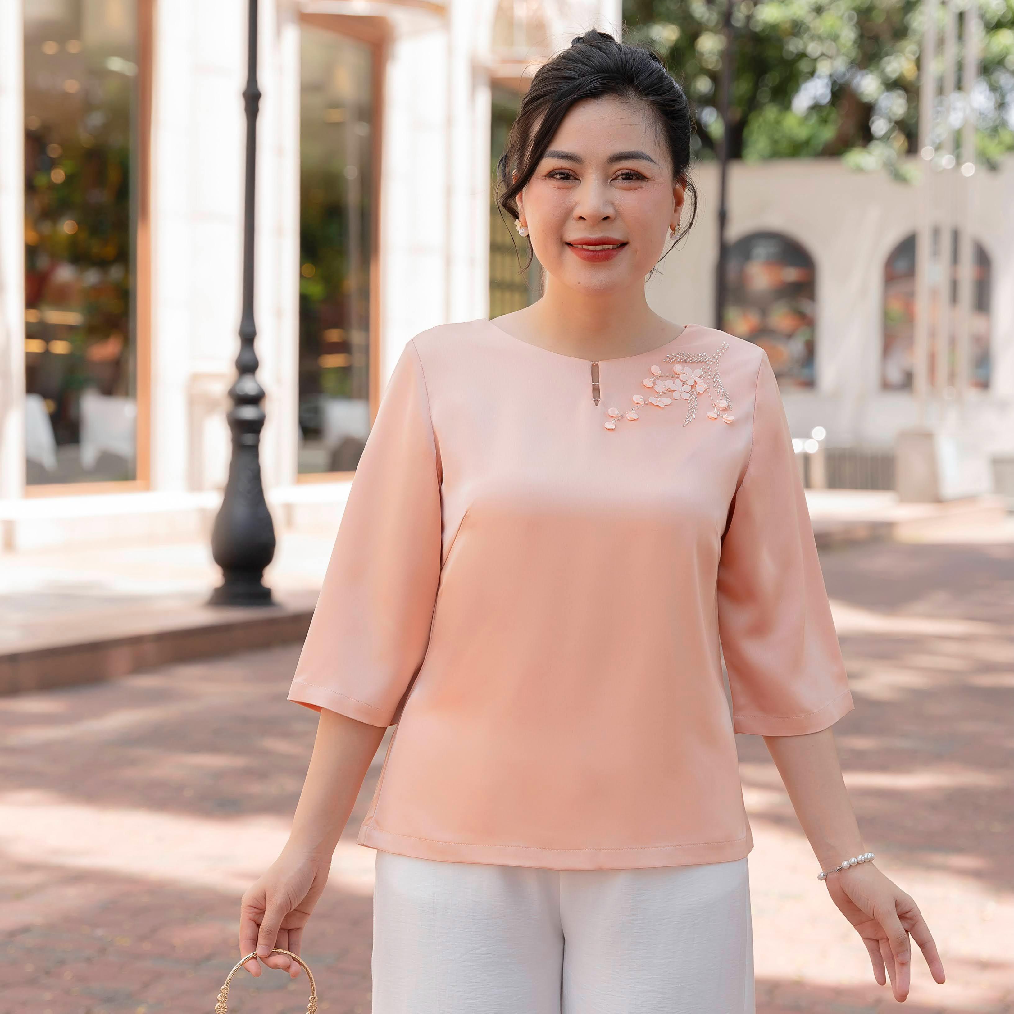 GUMOM - Áo Kiểu Trung Niên U50 U60 Cao Cấp Cổ Tròn Tay Lỡ Thêu Hoa Đính kết hoa và pha lê thủ công Sang Trọng Cho Nữ - Women Nhung Kem Xanh Nho Tua Rua Top Voi_thumbnail_4