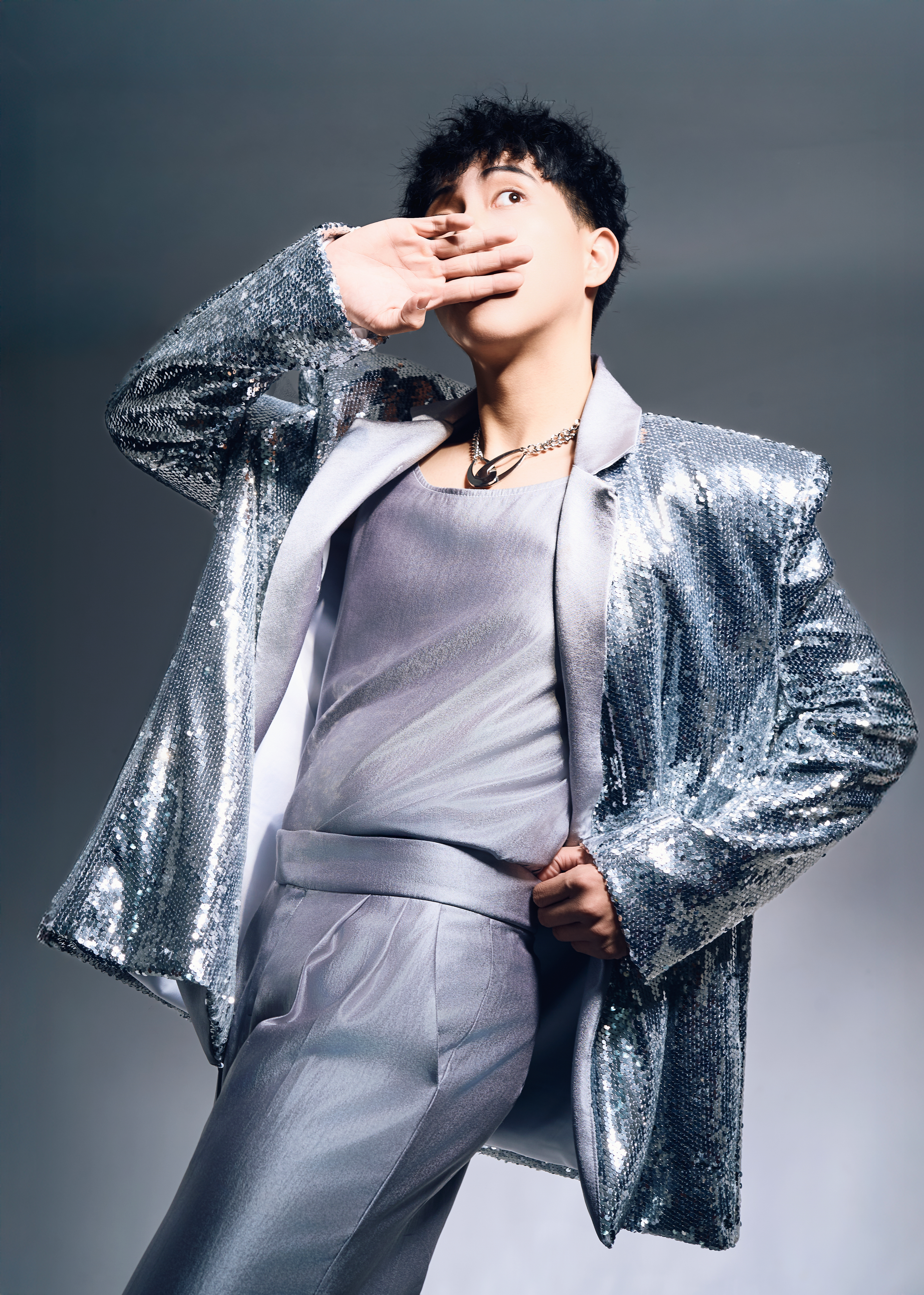 Vest ánh bạc sequin – Biểu tượng của sự tỏa sáng và cá tính đương đại