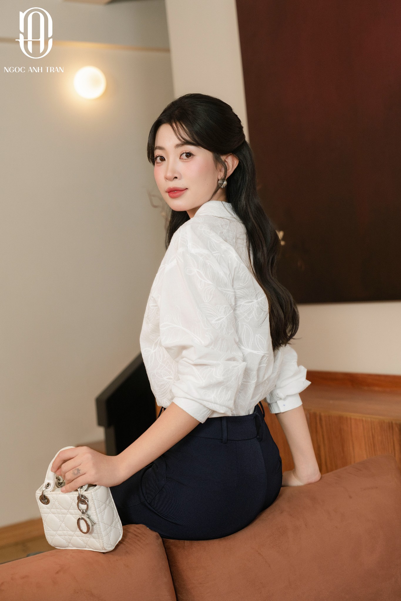 A231 - Áo sơ mi trắng thêu nổi cổ sen_thumbnail_3