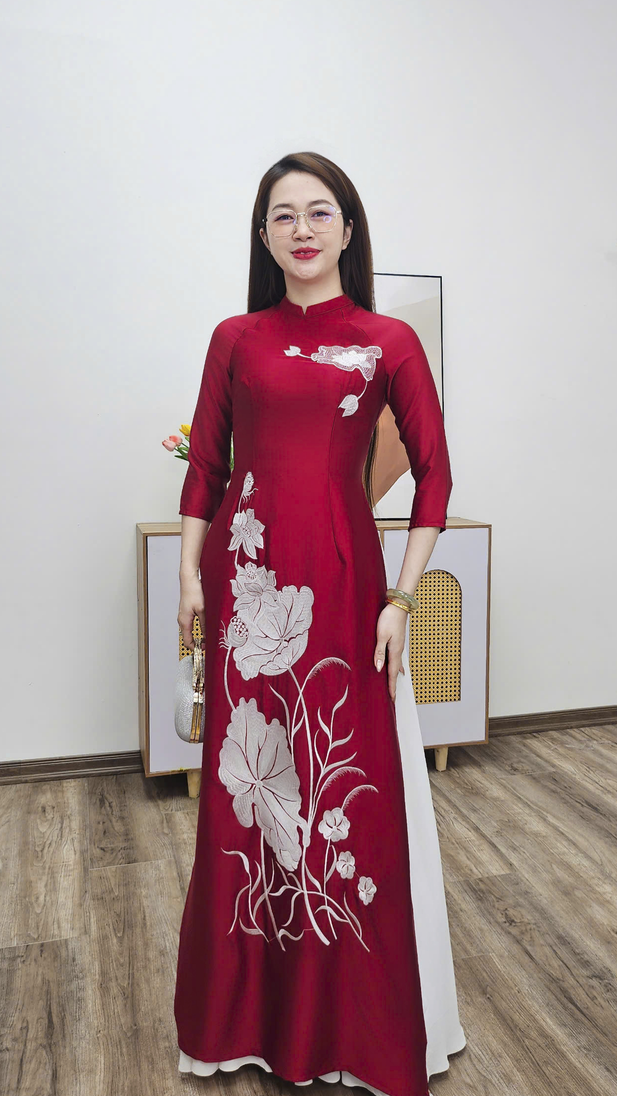 T455 áo dài cổ 2p tay lỡ lụa tô châu đỏ thêu sen trắng