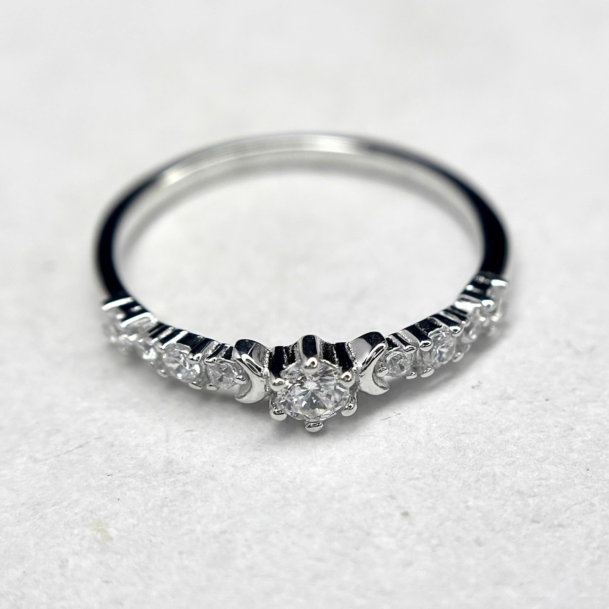 Nhẫn bạc xi bạch kim viên chủ đá phụ 2 bên size 7