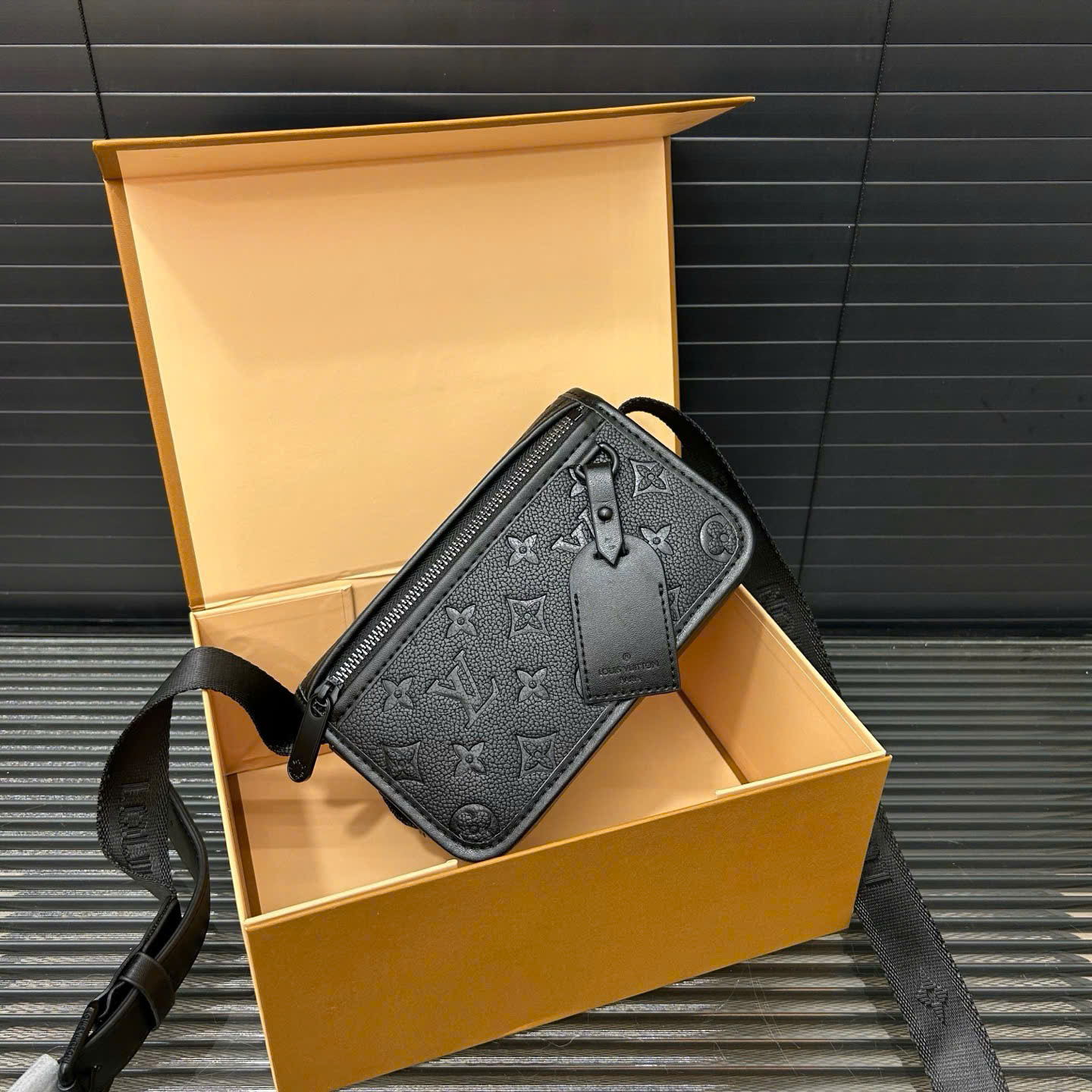 Túi đeo chéo nam LV Bosphore Monogram Eclipse đen chìm_thumbnail_1