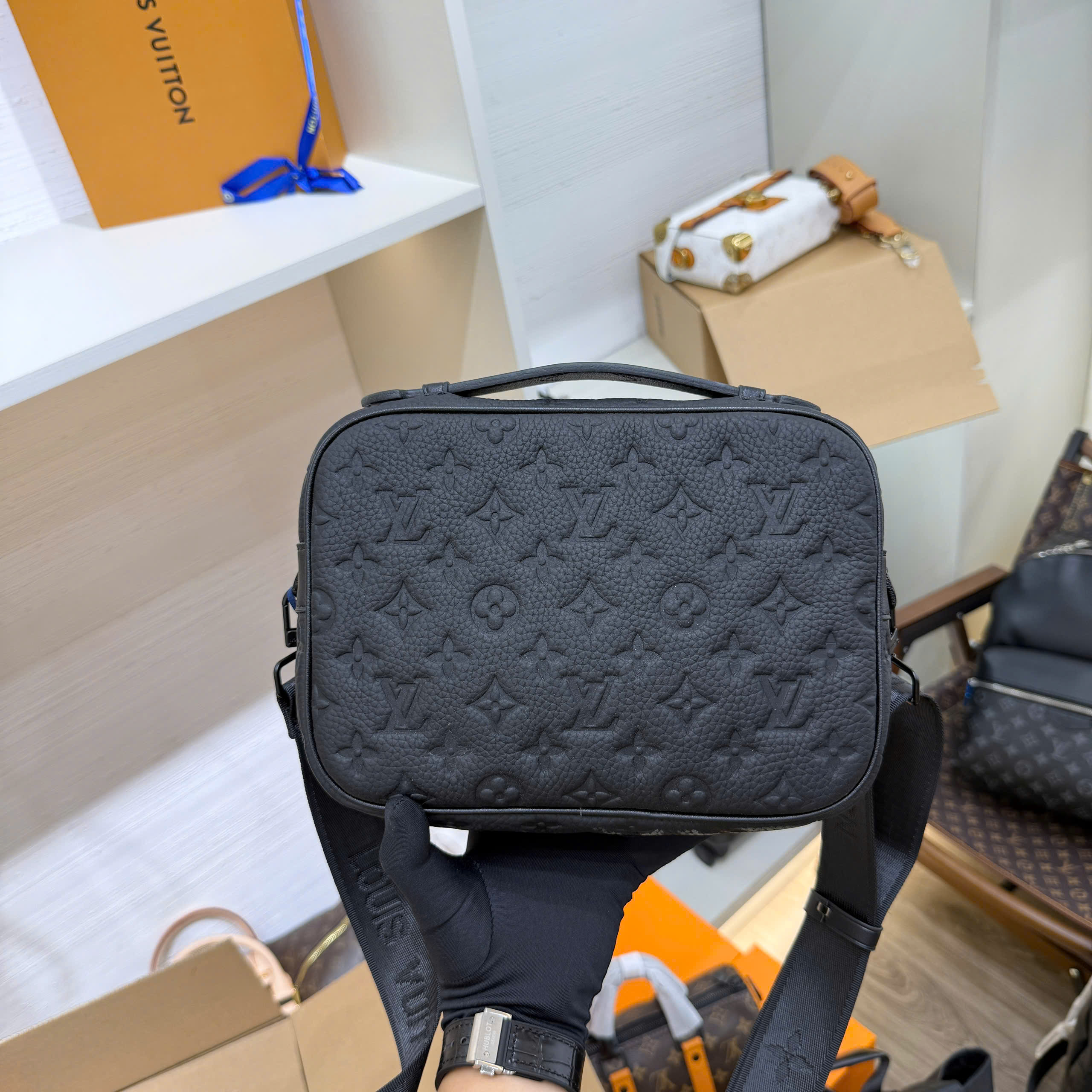 Túi đeo chéo nam Louis Vuitton S Lock Messenger Bag đen vân chìm_thumbnail_3