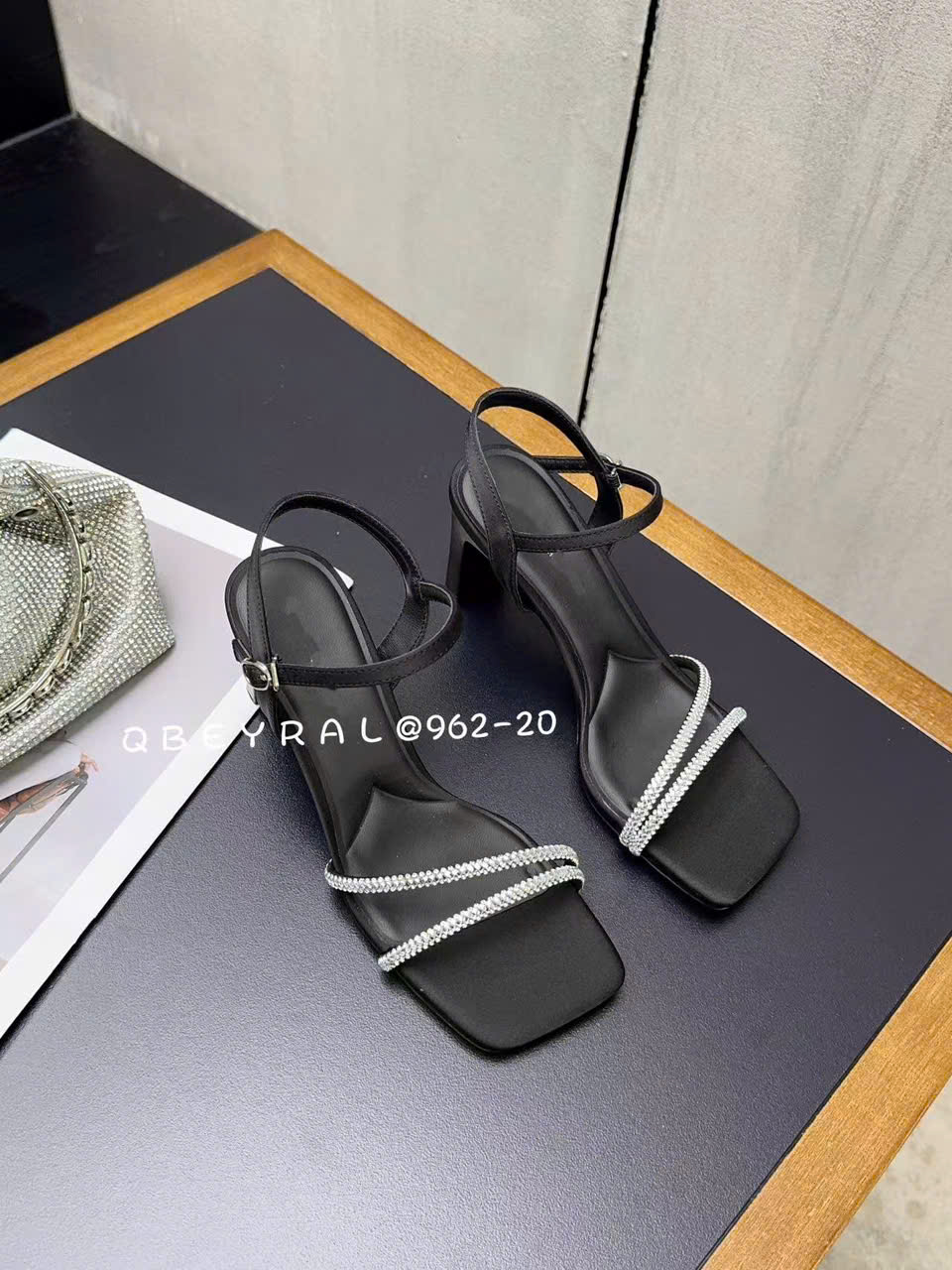 SANĐANL QUAI ĐÁ LẤP LÁNH QBEYRAL