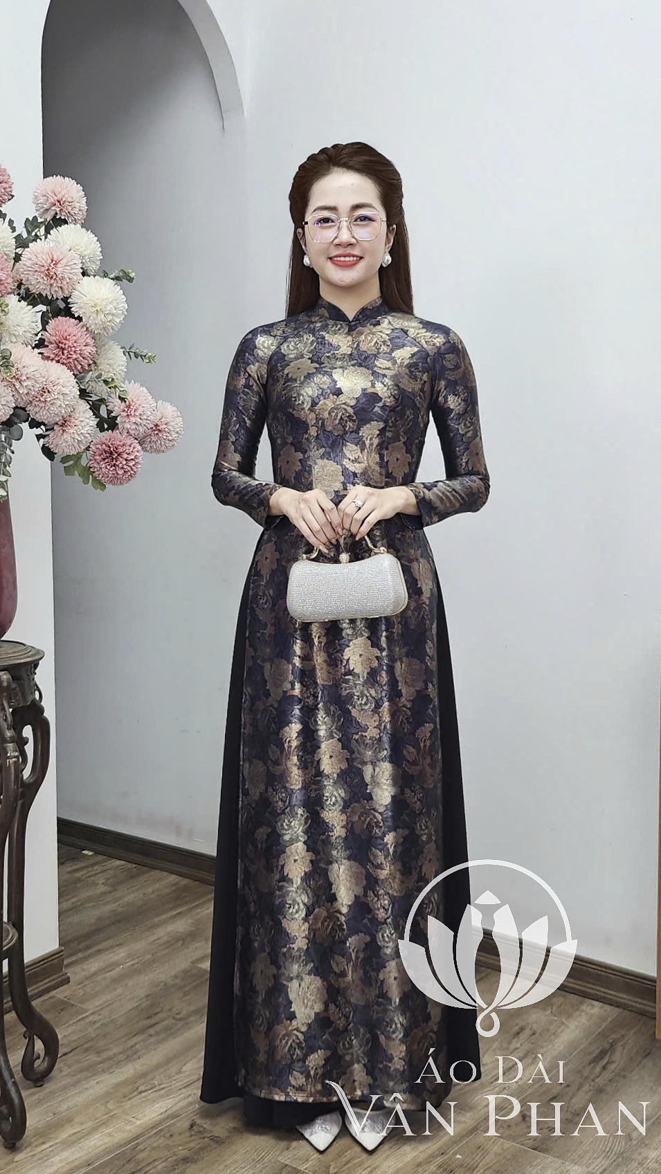 A3156 áo dài cổ 3p tay dài lụa dubai nền xanh than ánh bạc_thumbnail_1