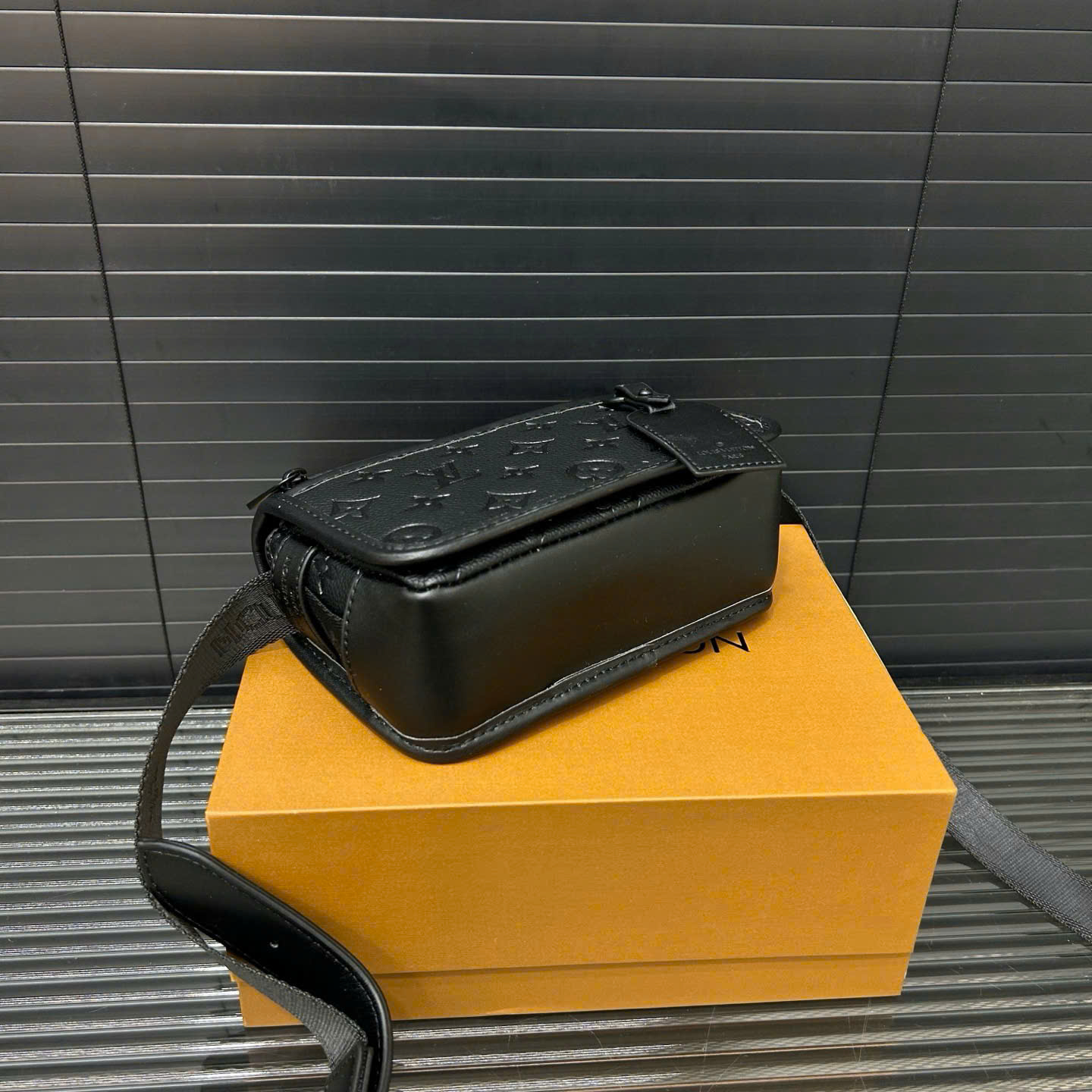 Túi đeo chéo nam LV Bosphore Monogram Eclipse đen chìm_thumbnail_4