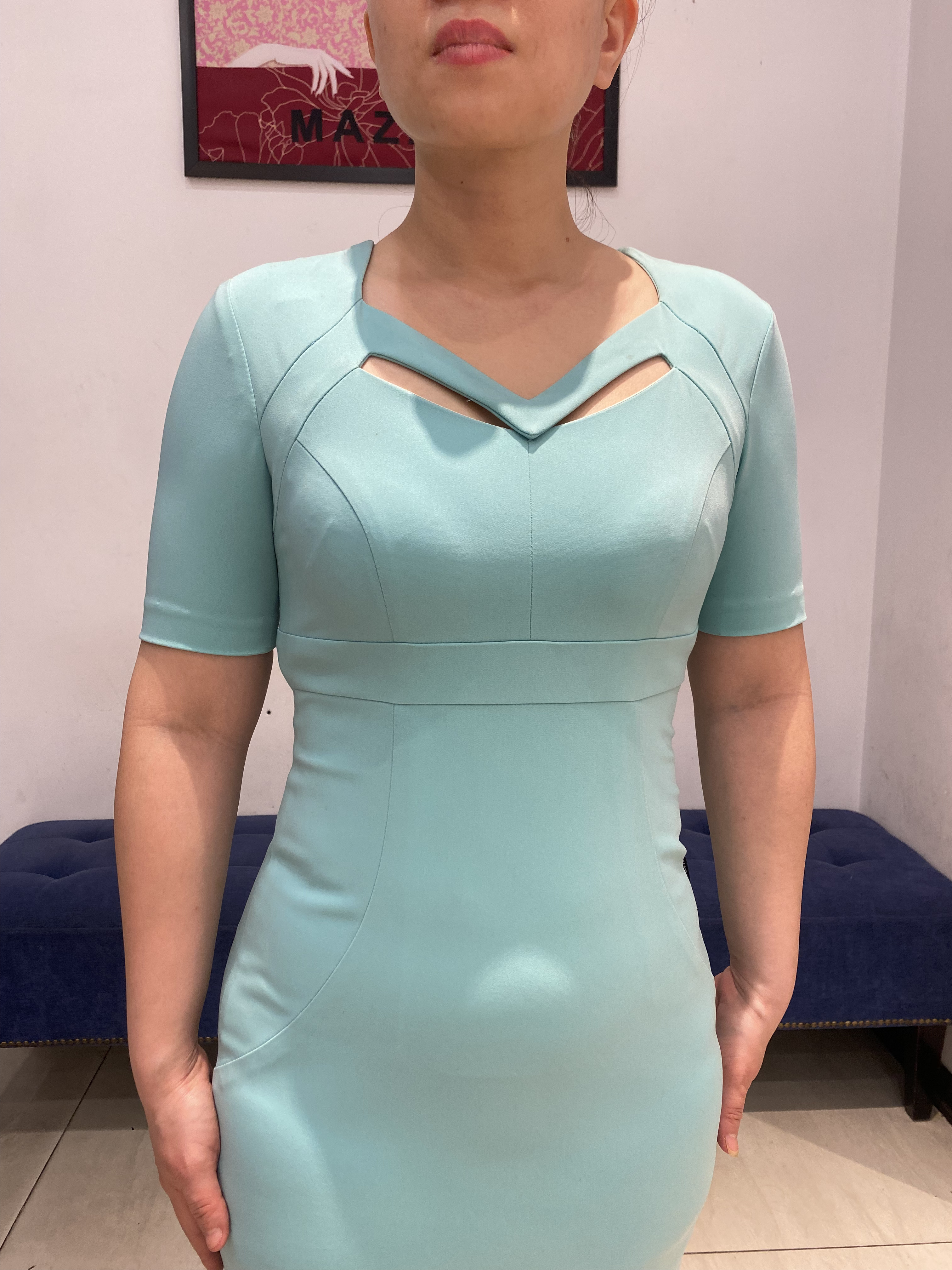 Váy xanh cổ đính đá