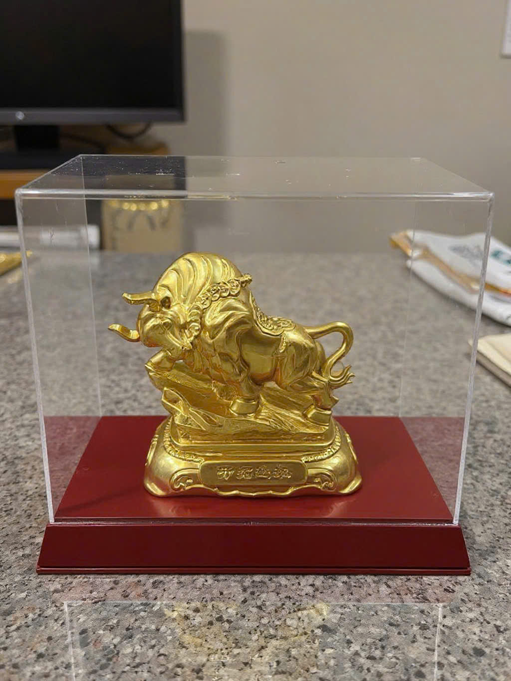 Tượng bò tài chính bằng đồng dát vàng 9999