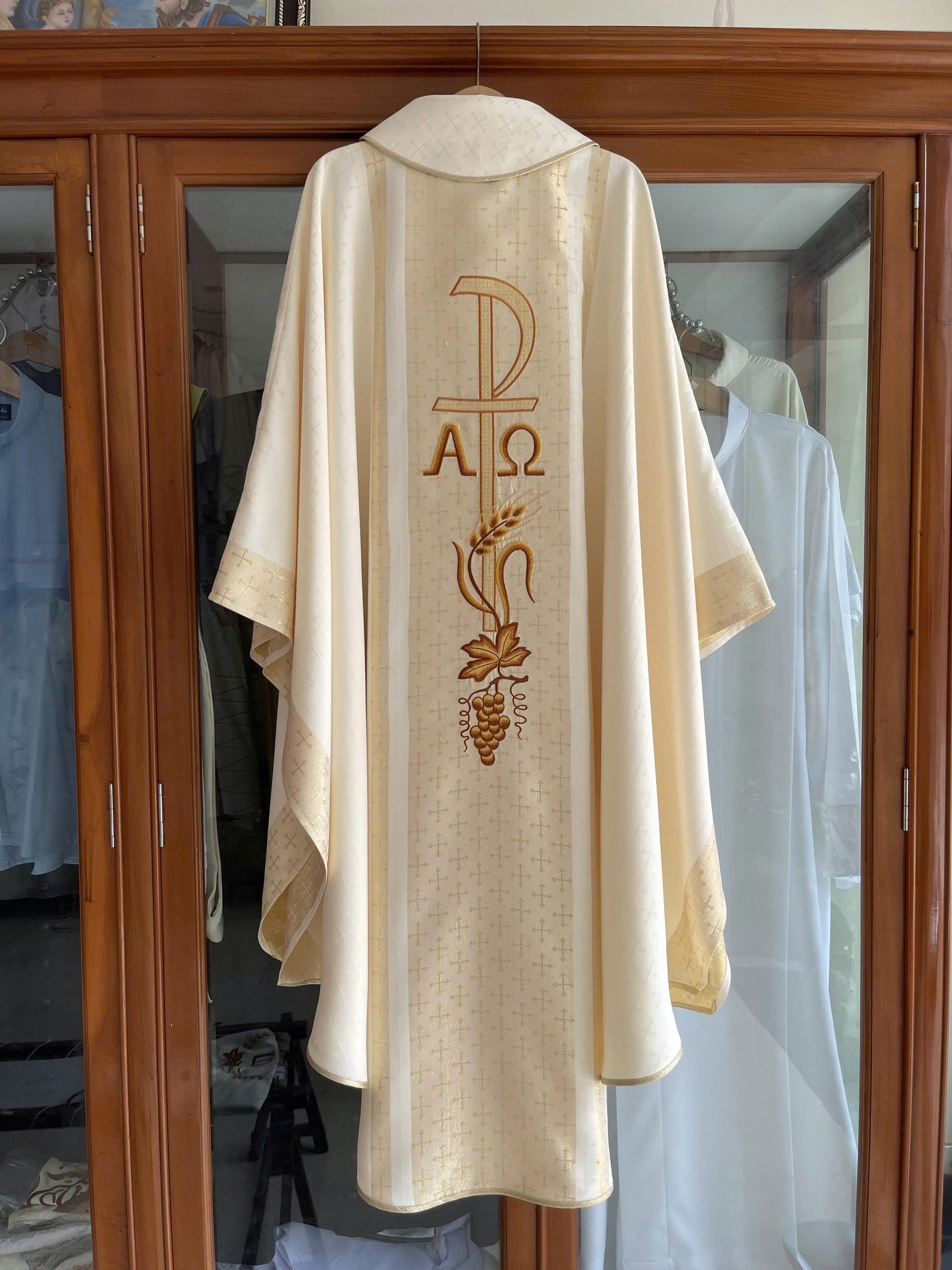Áo lễ gấm Thánh Giá màu vàng kem_thumbnail_2