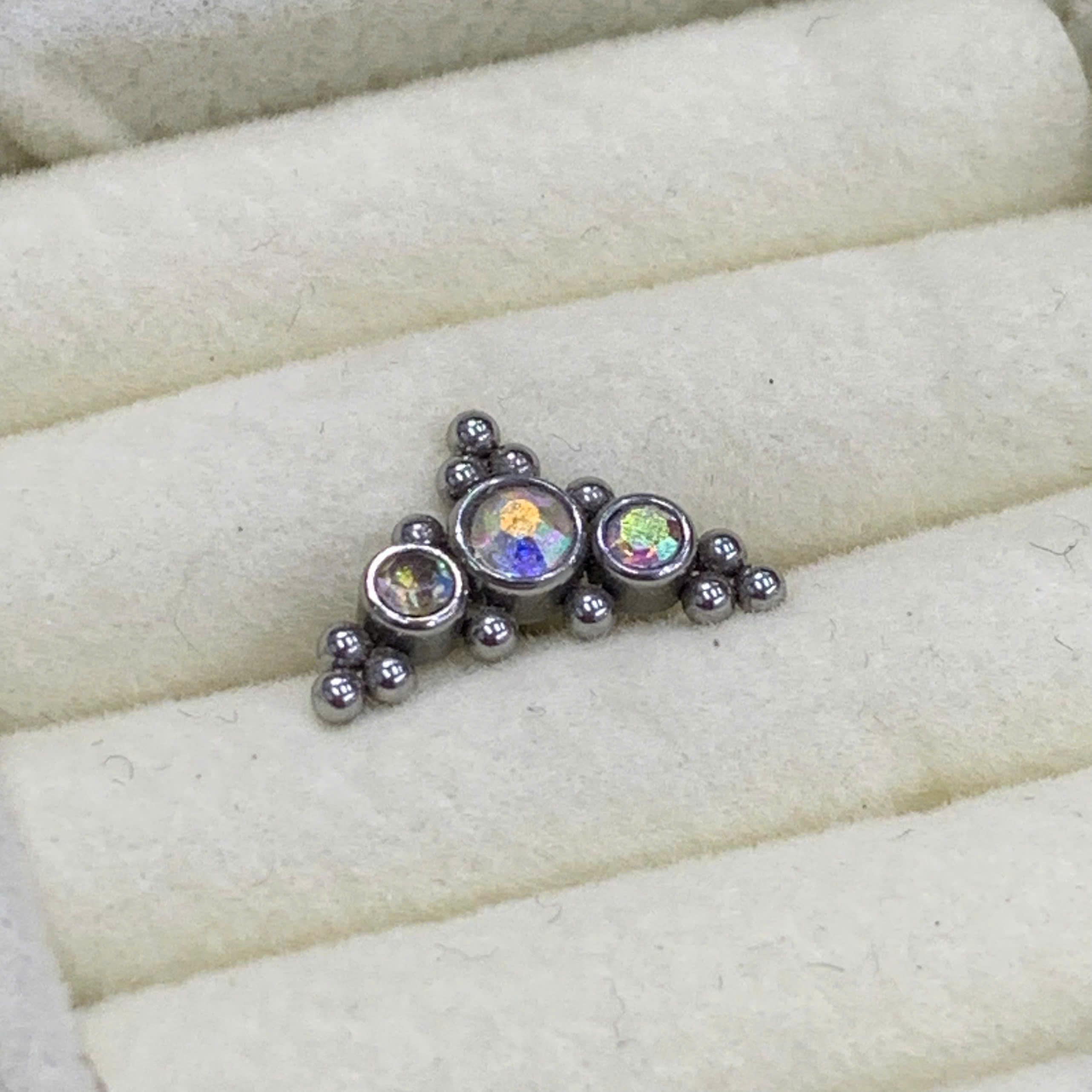Khuyên kiểu 3 đá opal 7 màu tam giác dẹt