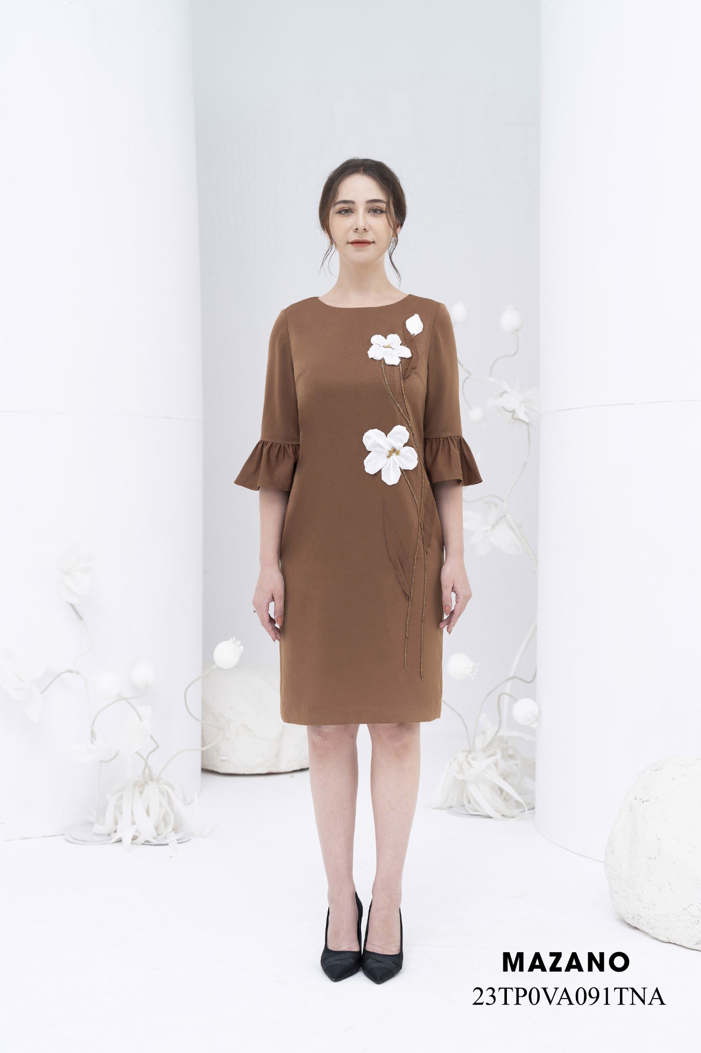 Váy Đầm Suông Vải thô lụa Đắp hoa 3D thủ công Cổ tròn Tay lỡ Dài đến gối