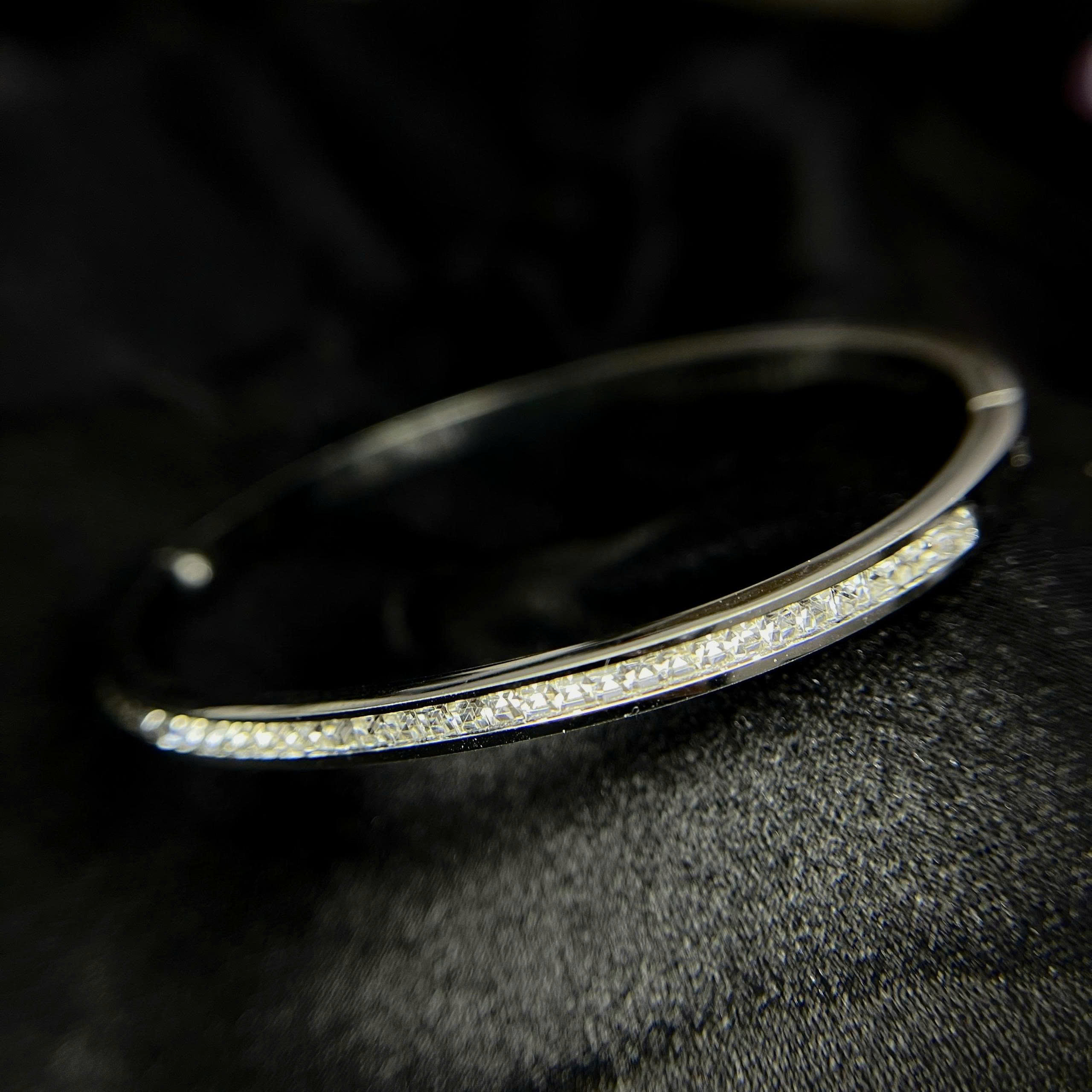 Vòng tay cuff dãy đá vuông trắng._thumbnail_1
