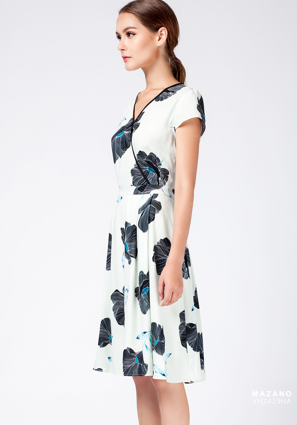 Váy hoa nền ghi cổ cách điệu