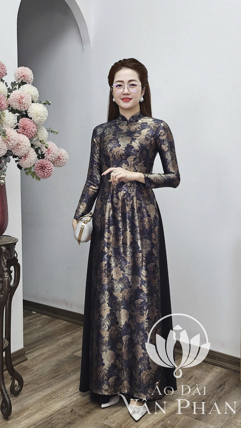 A3156 áo dài cổ 3p tay dài lụa dubai nền xanh than ánh bạc