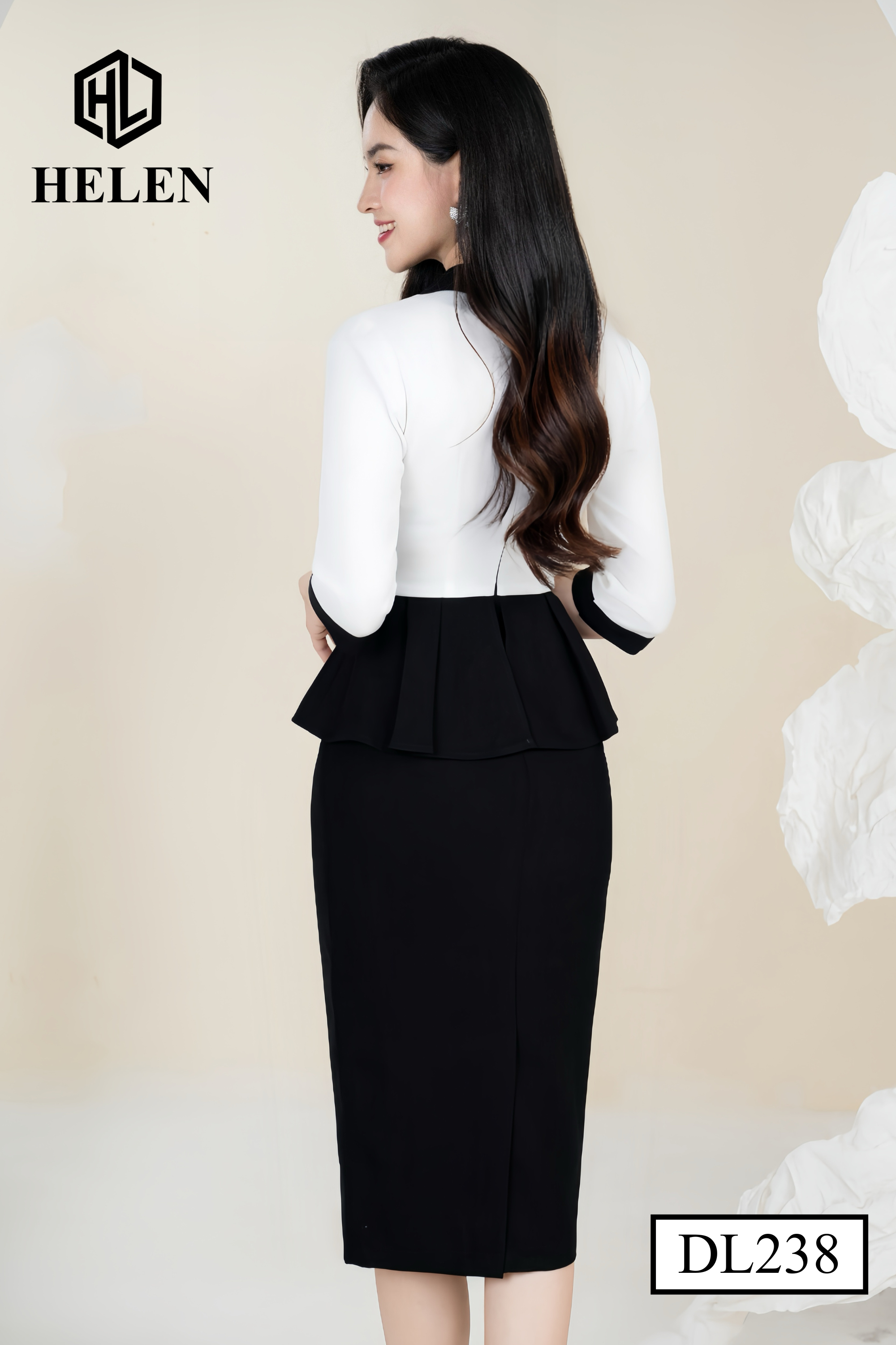 Đầm ôm peplum trắng viền đen phối chân đen cổ vest DL238