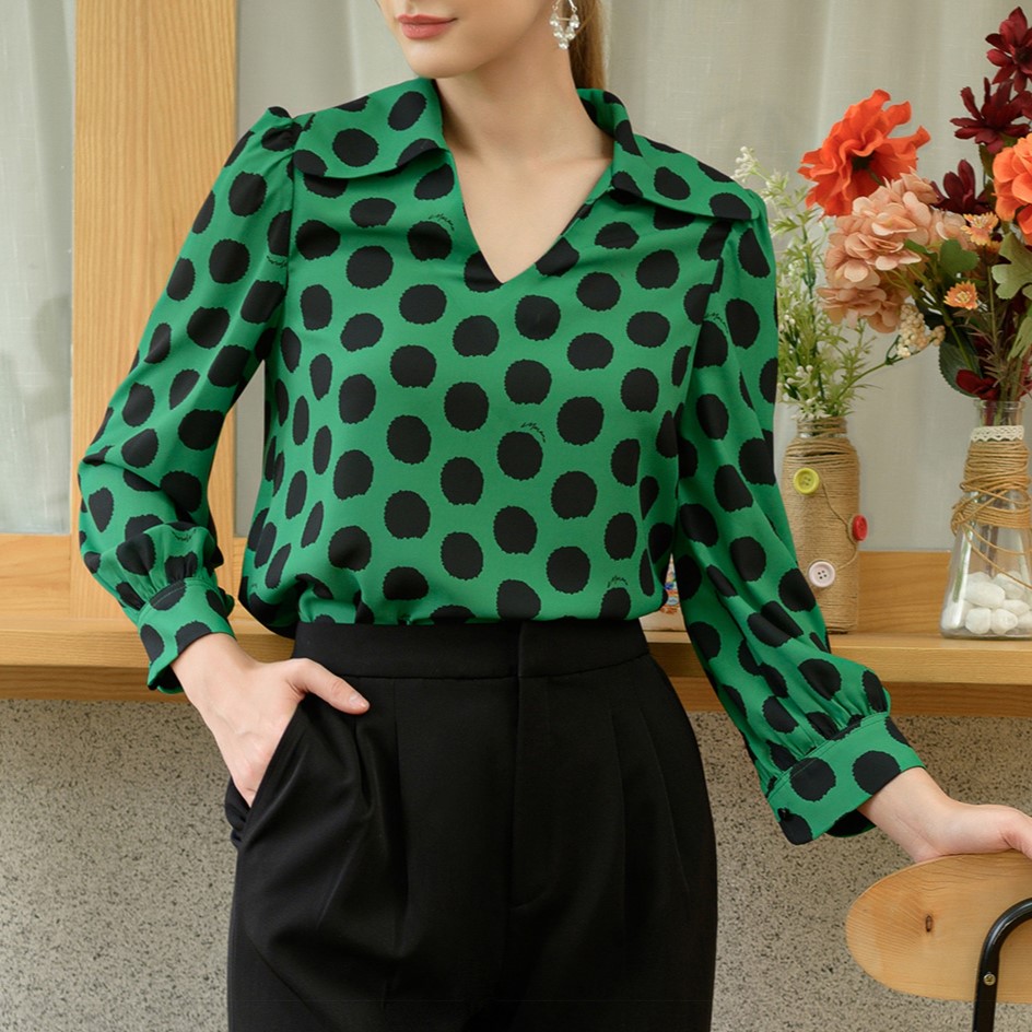 Áo sơ mi xanh chấm bi đen lá cổ bẻ