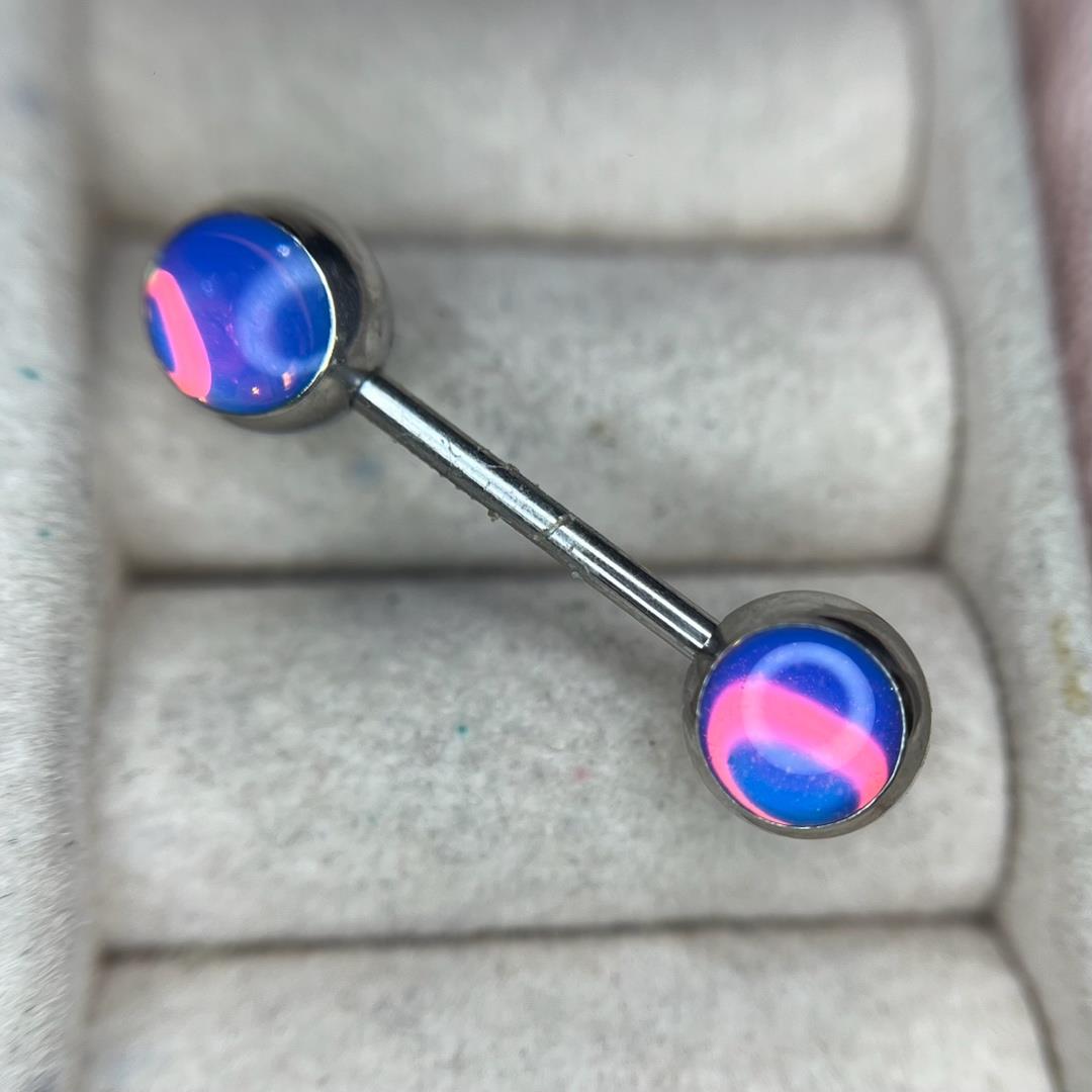 Khuyên ti 2 đá màu hồng loang màu.