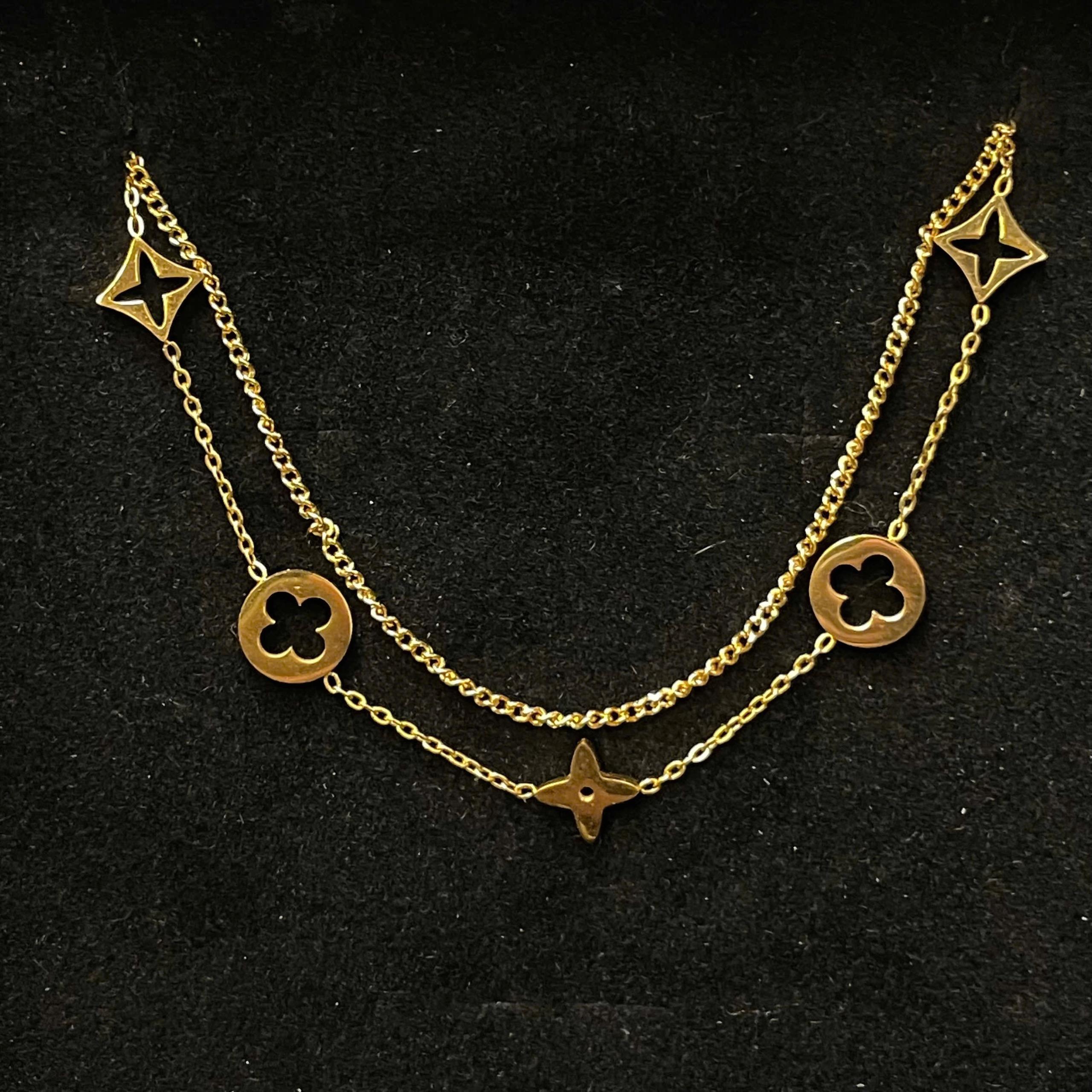 lắc chân titan hai sợi mảnh vàng charm LV cỏ bốn lá 