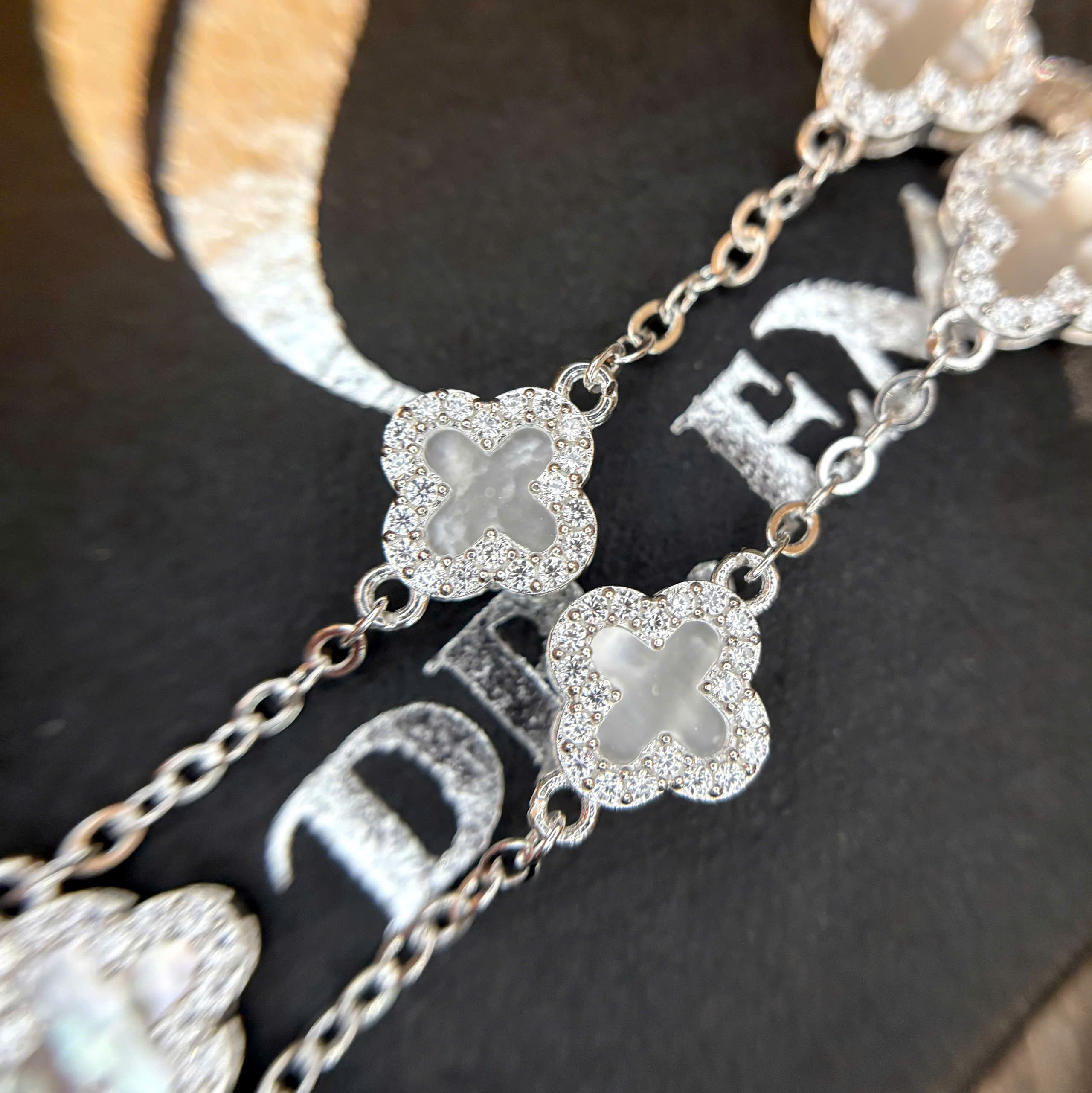 Vòng tay bạc xi kim Vancleef trắng xà cừ