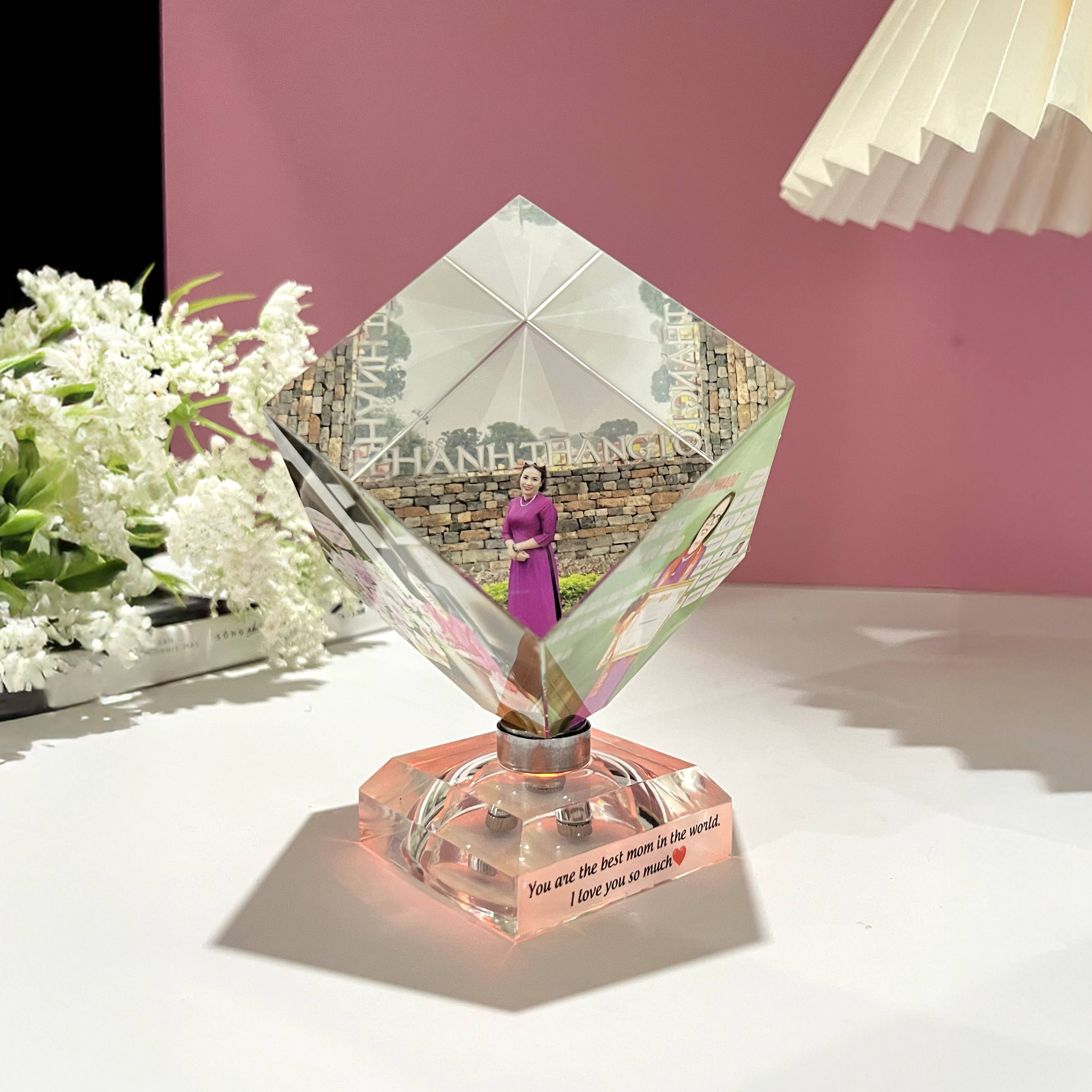 Quà 20/10 sang trọng – Pha lê lập phương in ảnh cá nhân hóa, món quà ý nghĩa dành tặng cô giáo, mẹ, vợ, bạn gái