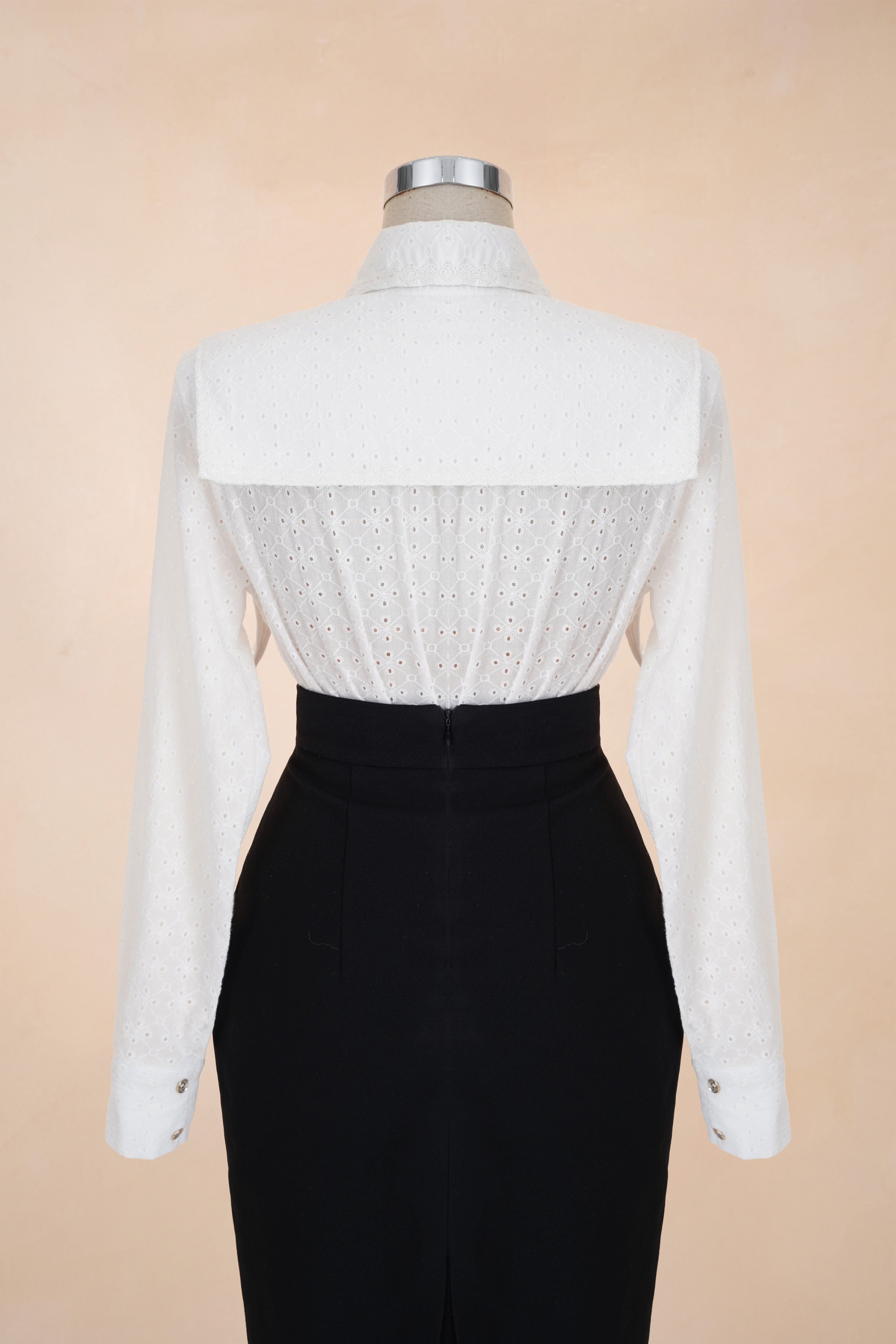 Sơ Mi Hoạ Tiết Ren Cổ Nhọn Đính Hoa