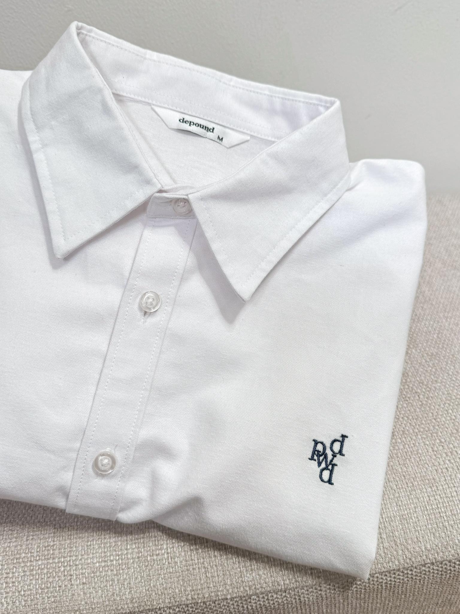 E183 SƠ MI TRẮNG THÊU CHỮ DEPOUND_thumbnail_7