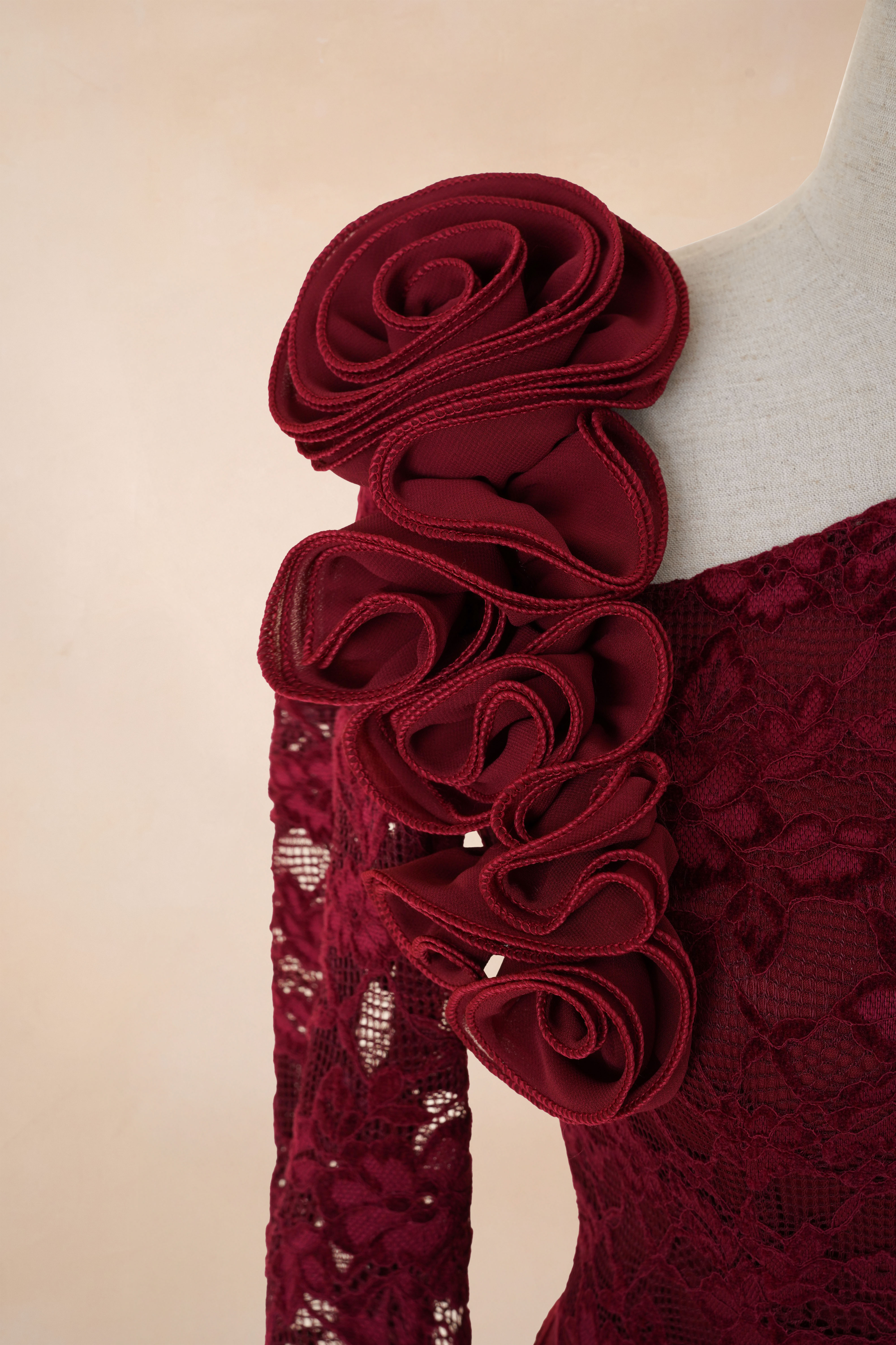 Đầm Suông Cổ Lệch Hoa Vai