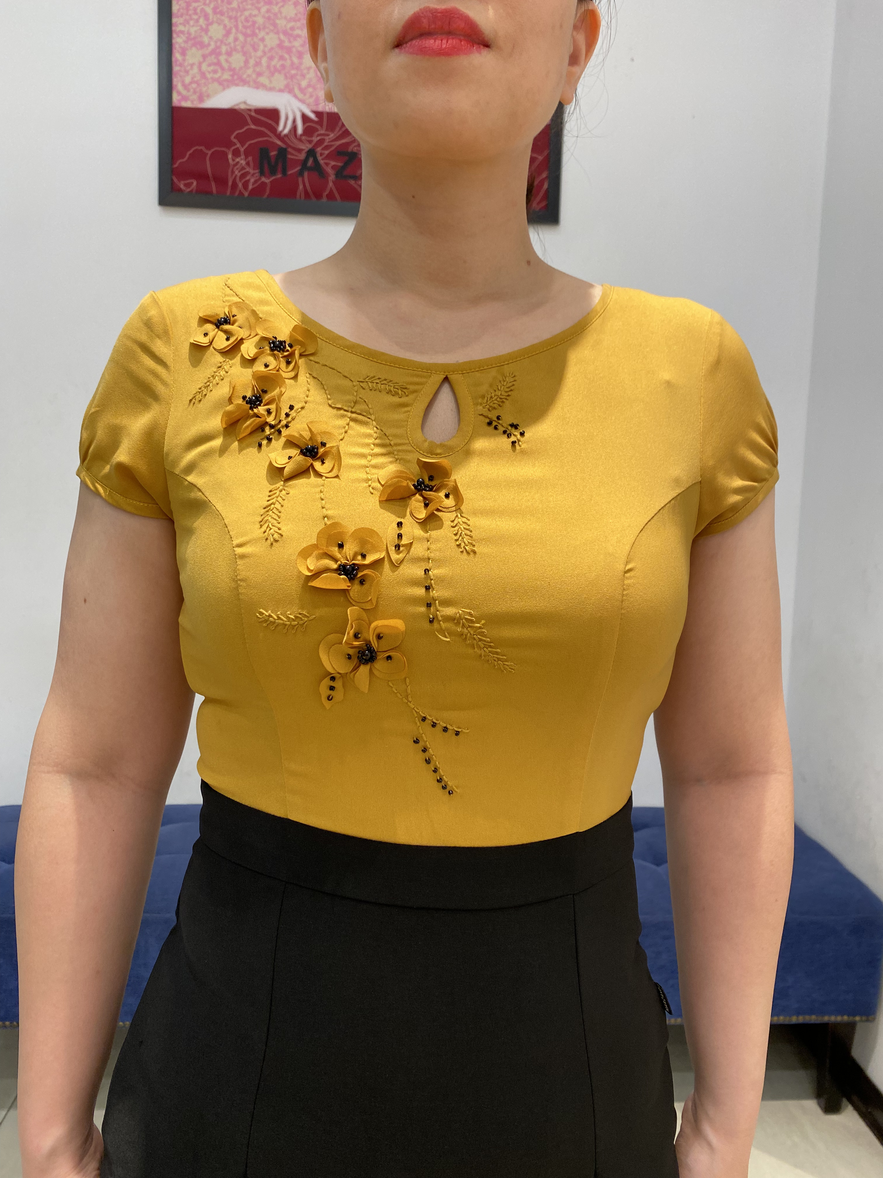 Đầm phối đen vàng cổ tròn đính hoa