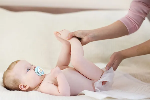 Mách mẹ cách đóng bỉm mùa hè cho bé không bị hăm