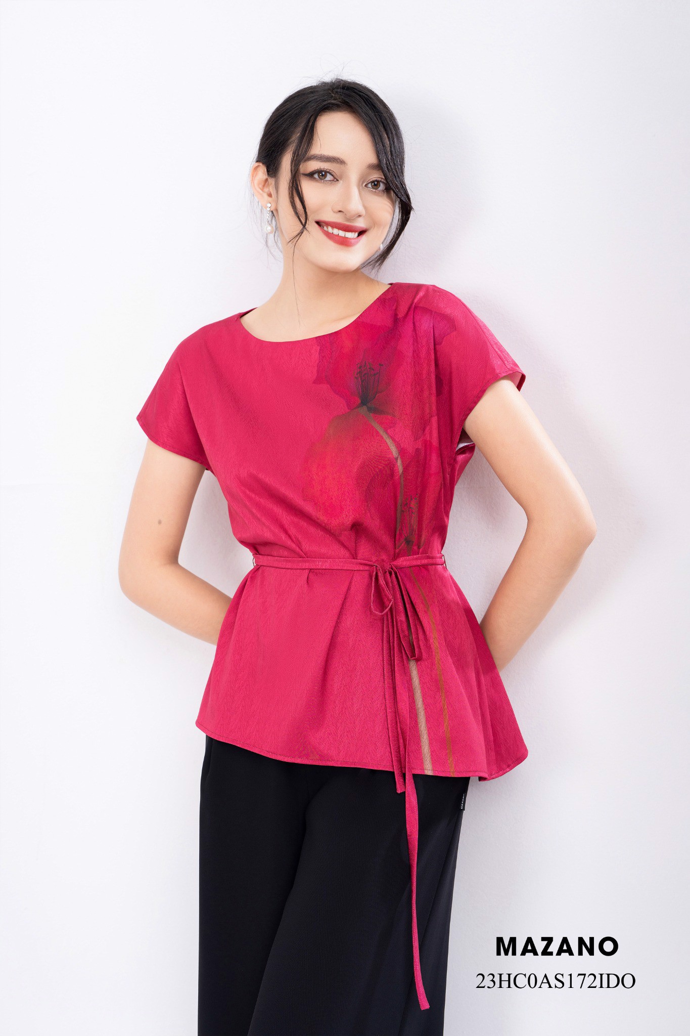 Áo top lụa hồng vân gấm thắt đai in hoa loang màu 23HC0AS172IDO